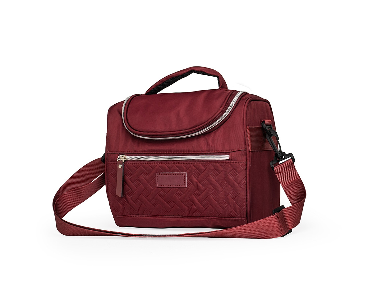Aliada para manter os alimentos frescos e saudáveis por mais tempo! Mais do que uma Bolsa térmica 8 litros, possui um design moderno que lembra uma bolsa casual, trazendo praticidade e estilo para o dia a dia. Produzida em poliéster com detalhes em couro sintético, ela conta com dois compartimentos com revestimento interno em PEVA atóxico: um frontal, ideal para utensílios, guardanapos ou pequenos itens, e o principal, perfeito para marmitas, lanches, sucos e muito mais! Além disso, possui duas alças, uma de mão e outra de ombro, ajustáveis, garantindo conforto e versatilidade ao carregar. Os detalhes no zíper e a etiqueta em couro sintético dão um toque sofisticado e criam um espaço ideal para destacar a marca dos seus clientes.