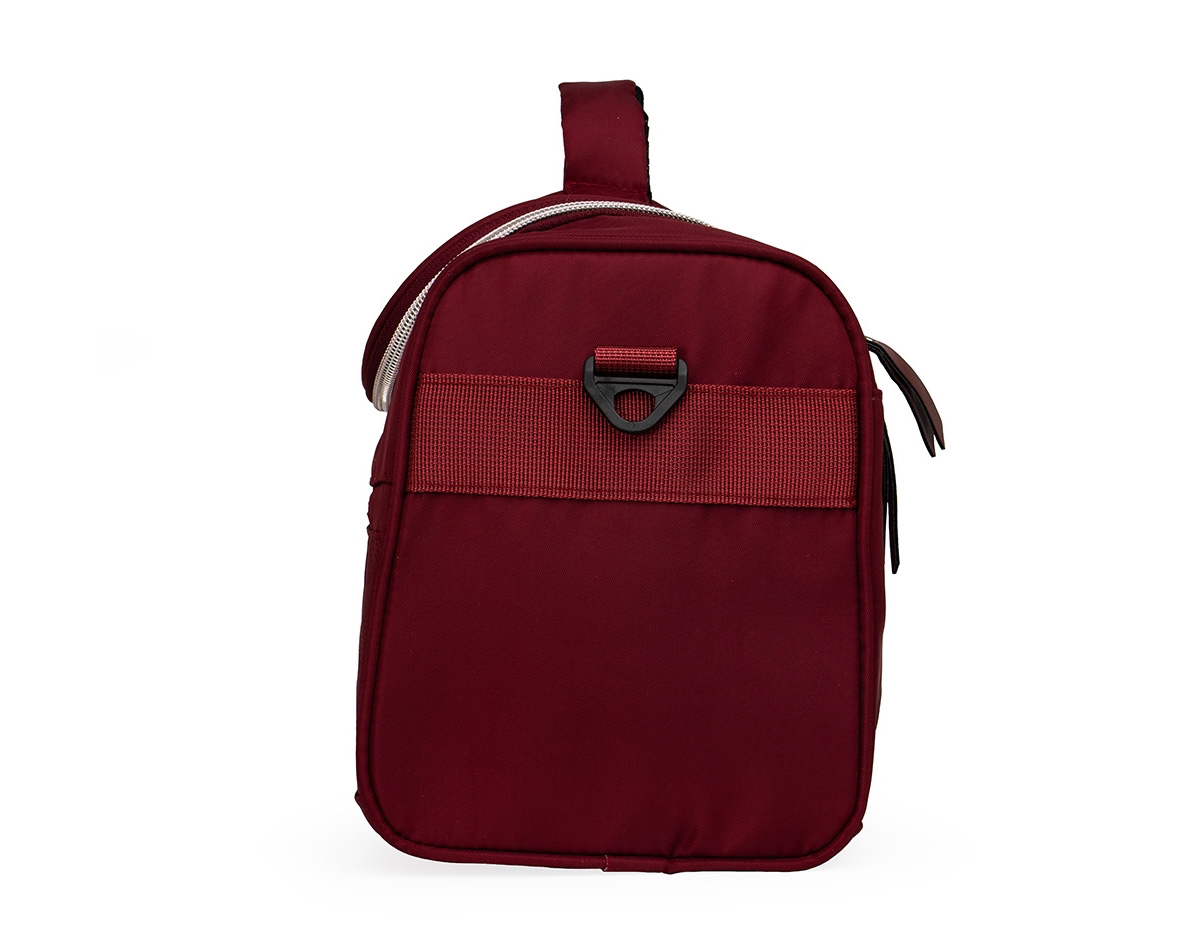 Aliada para manter os alimentos frescos e saudáveis por mais tempo! Mais do que uma Bolsa térmica 8 litros, possui um design moderno que lembra uma bolsa casual, trazendo praticidade e estilo para o dia a dia. Produzida em poliéster com detalhes em couro sintético, ela conta com dois compartimentos com revestimento interno em PEVA atóxico: um frontal, ideal para utensílios, guardanapos ou pequenos itens, e o principal, perfeito para marmitas, lanches, sucos e muito mais! Além disso, possui duas alças, uma de mão e outra de ombro, ajustáveis, garantindo conforto e versatilidade ao carregar. Os detalhes no zíper e a etiqueta em couro sintético dão um toque sofisticado e criam um espaço ideal para destacar a marca dos seus clientes.