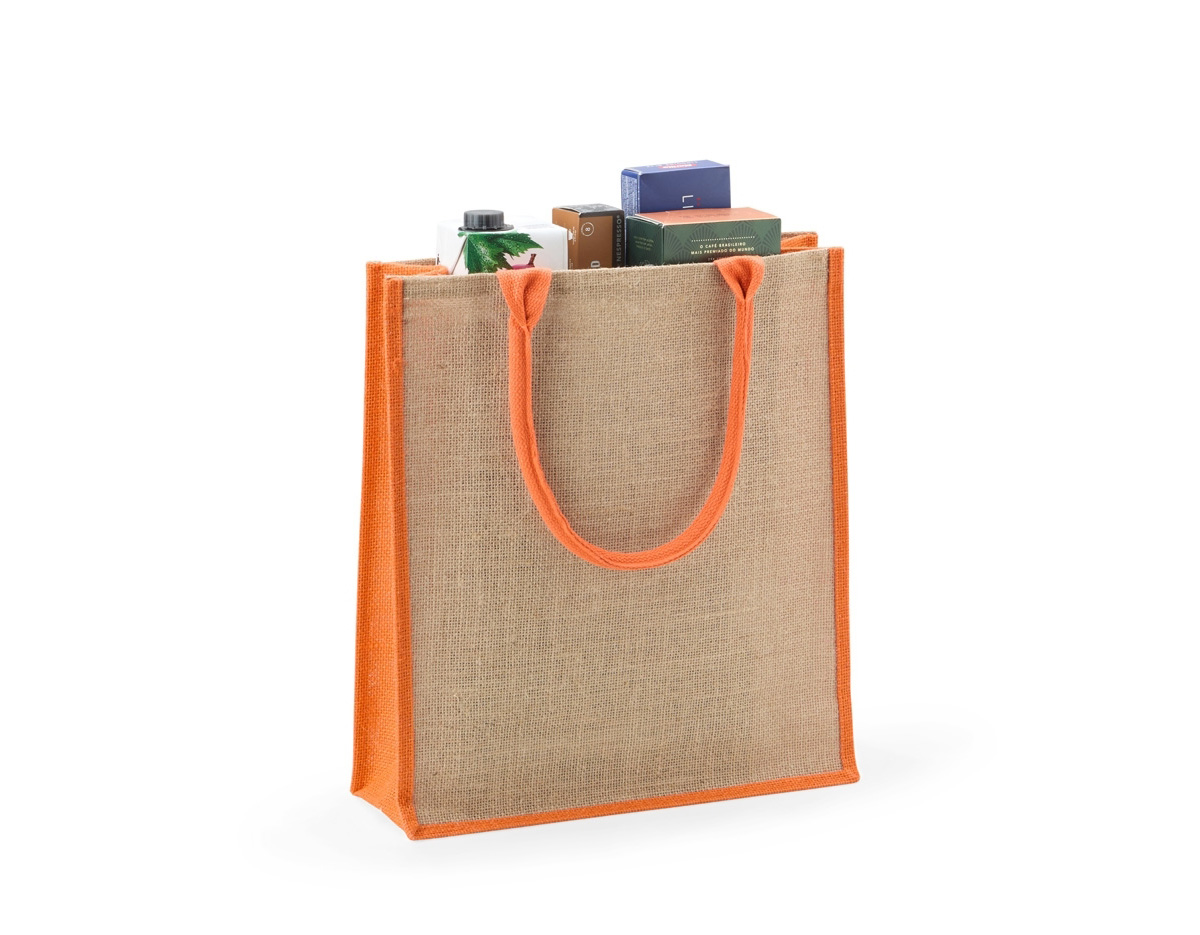 Sacola ecológica confeccionada em juta, um material resistente e sustentável, ideal para quem busca reduzir o impacto ambiental. Com um design prático e versátil, possui alças costuradas na parte interna, garantindo maior durabilidade e conforto ao carregar. Perfeita para compras, passeios ou uso diário, essa sacola é uma excelente alternativa às sacolas plásticas, ajudando a preservar o meio ambiente com estilo e funcionalidade