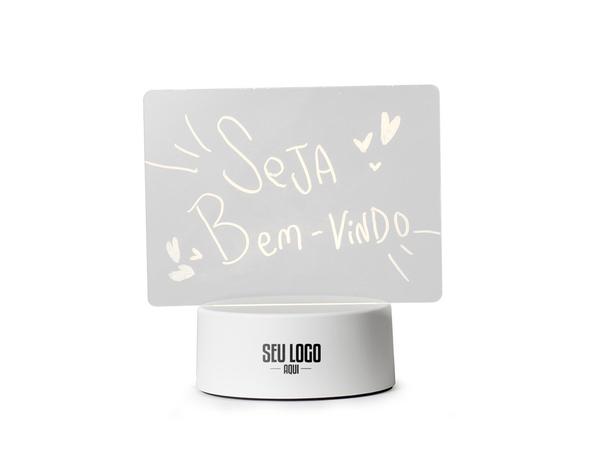 Anote recados e decore ambientes como quartos, escritórios ou salas de estudos com esta luminária moderna e versátil. Ela combina iluminação suave em sua lousa produzida em acrílico, permitindo escrever mensagens e desenhos criativos. Sua base possui antiderrapante em EVA e o seu é funcionamento via USB. Além disso, acompanha caneta com tampa apagadora e um pano para auxiliar na hora da limpeza.