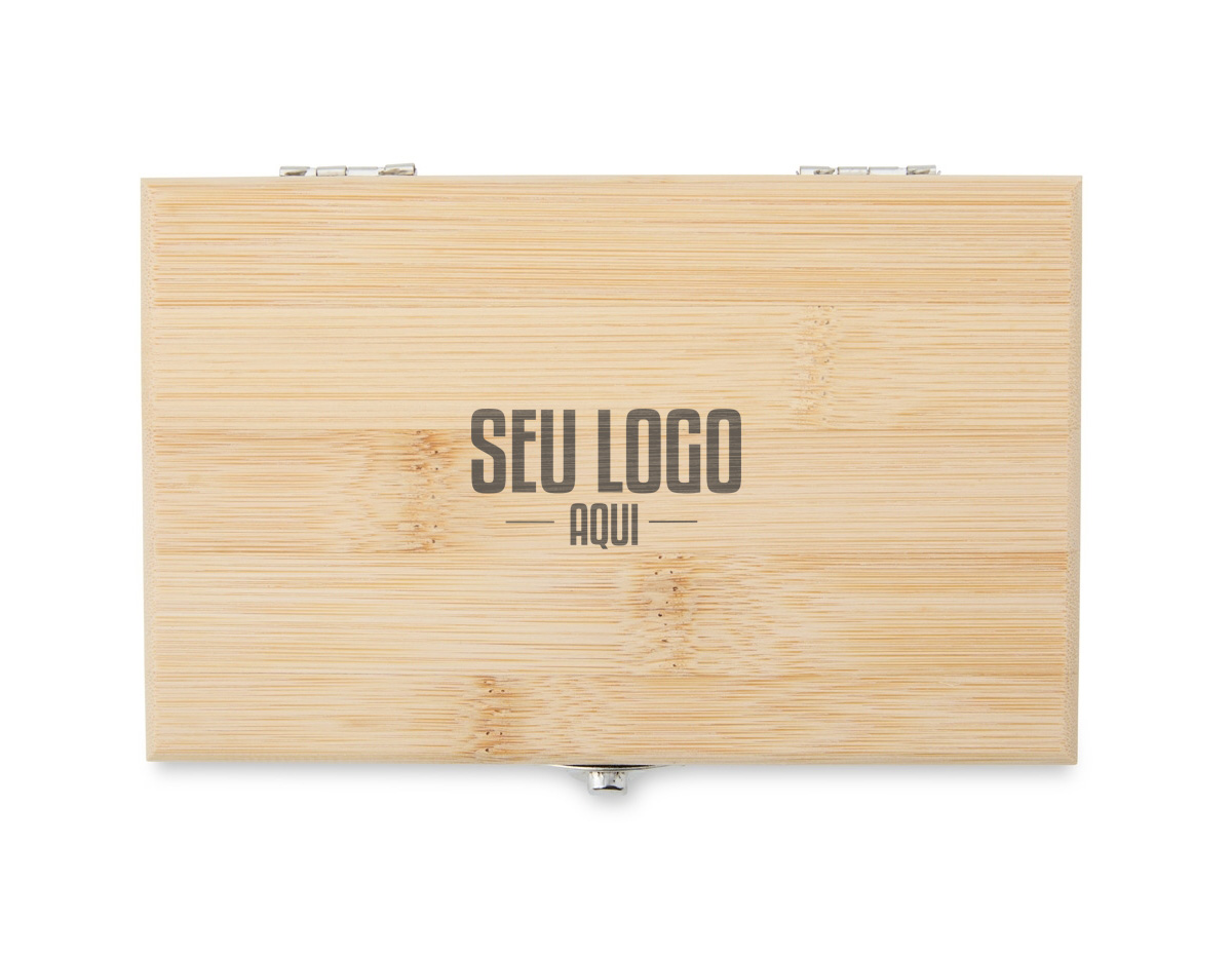 O kit vinho com 3 peças com estojo de bambu é a escolha perfeita para quem busca elegância e funcionalidade. Acompanha um saca-rolhas metálico com acabamento em bambu, que possui lâmina de corte e abridor de garrafa, uma tampa de bico com detalhe em bambu e silicone, e um wine collar. A caixa de bambu tem um design sofisticado e rústico, e contém ainda um berço de espuma interno, garantindo a proteção dos itens.