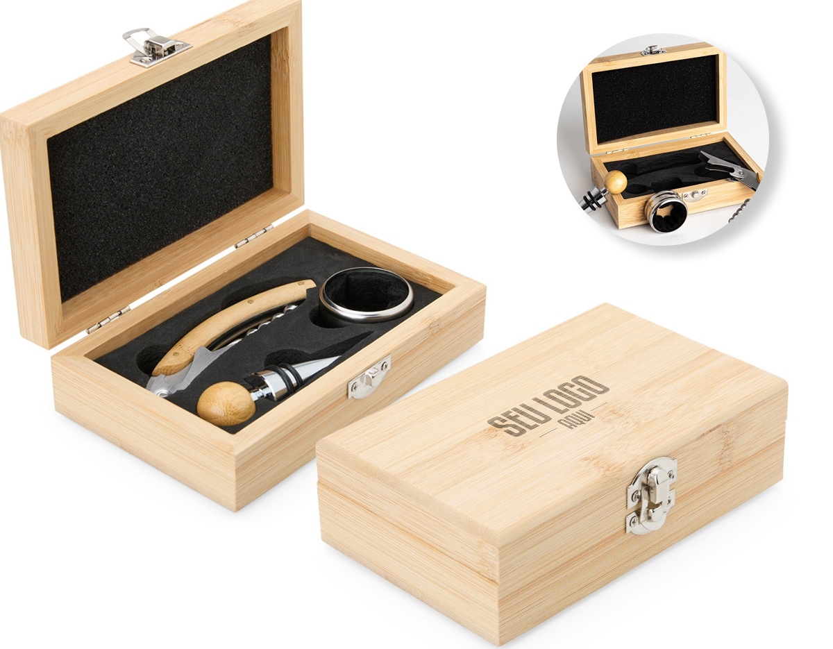 O kit vinho com 3 peças com estojo de bambu é a escolha perfeita para quem busca elegância e funcionalidade. Acompanha um saca-rolhas metálico com acabamento em bambu, que possui lâmina de corte e abridor de garrafa, uma tampa de bico com detalhe em bambu e silicone, e um wine collar. A caixa de bambu tem um design sofisticado e rústico, e contém ainda um berço de espuma interno, garantindo a proteção dos itens.