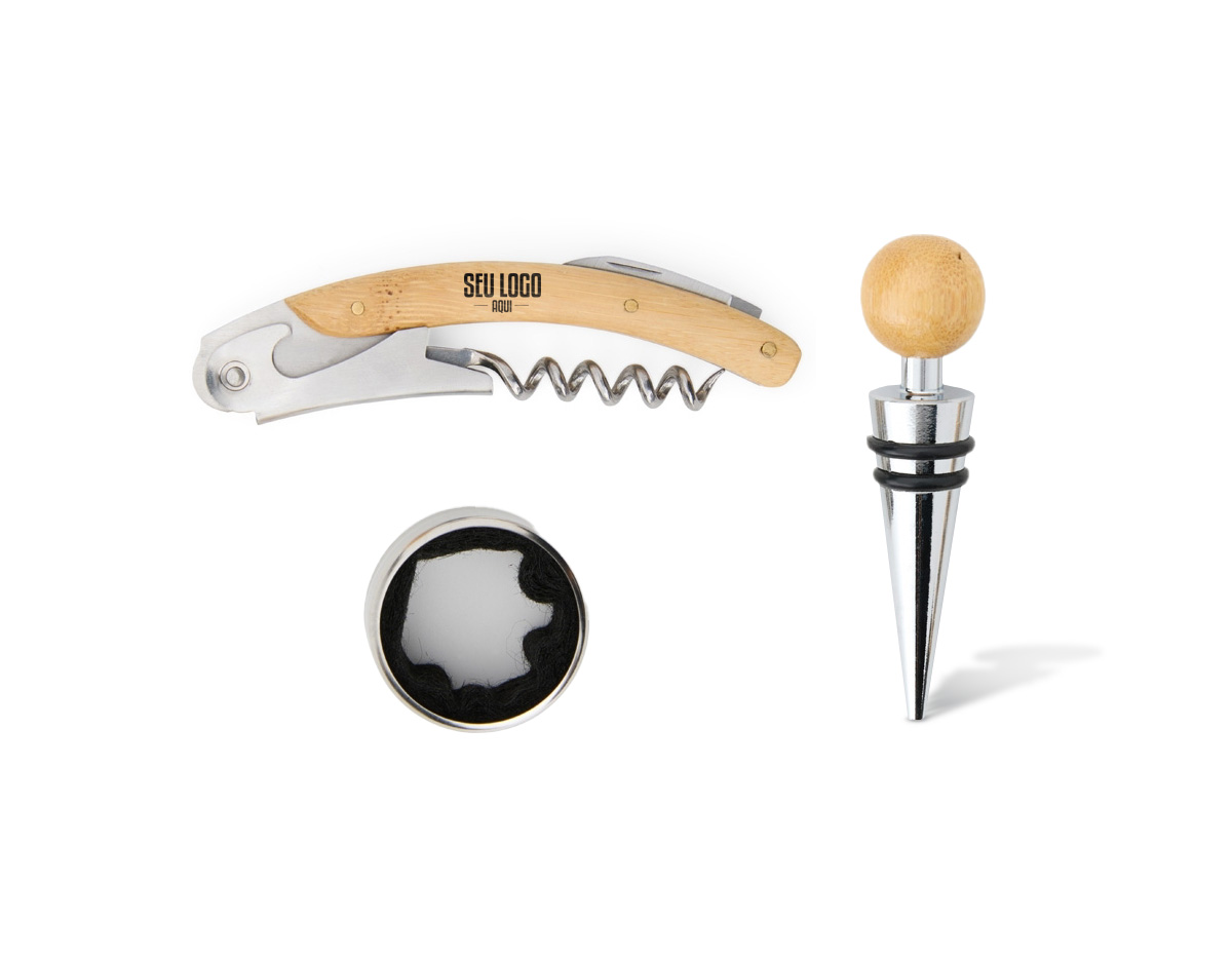 O kit vinho com 3 peças com estojo de bambu é a escolha perfeita para quem busca elegância e funcionalidade. Acompanha um saca-rolhas metálico com acabamento em bambu, que possui lâmina de corte e abridor de garrafa, uma tampa de bico com detalhe em bambu e silicone, e um wine collar. A caixa de bambu tem um design sofisticado e rústico, e contém ainda um berço de espuma interno, garantindo a proteção dos itens.