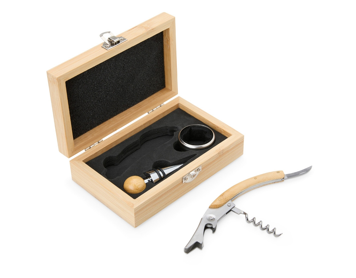 O kit vinho com 3 peças com estojo de bambu é a escolha perfeita para quem busca elegância e funcionalidade. Acompanha um saca-rolhas metálico com acabamento em bambu, que possui lâmina de corte e abridor de garrafa, uma tampa de bico com detalhe em bambu e silicone, e um wine collar. A caixa de bambu tem um design sofisticado e rústico, e contém ainda um berço de espuma interno, garantindo a proteção dos itens.