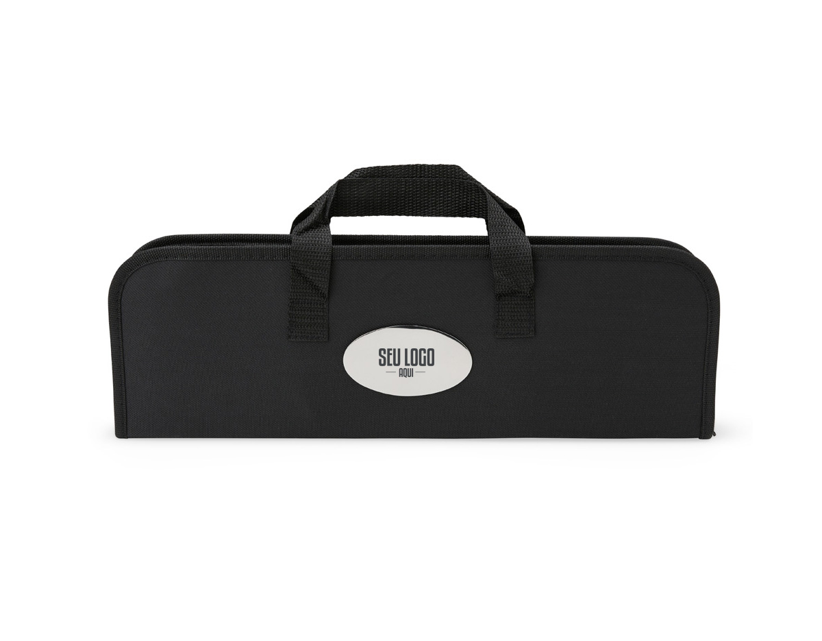 Se você é apaixonado por churrasco e gosta de preparar carnes deliciosas, este kit é a escolha perfeita! Nosso kit churrasco possui 6 peças essenciais de alumínio, garantindo um manuseio preciso e incluindo uma escova para manter a grelha sempre limpa. O kit é composto por pegador, espátula, pincel, garfo e escova para grelha com dois furos para pendurá-la onde desejar. Além disso, as peças vêm acomodadas em um estojo de nylon com alça, tornando o kit fácil de transportar e proteger. Esse kit é tudo o que o seu cliente precisa para preparar um churrasco saboroso e com eficiência.