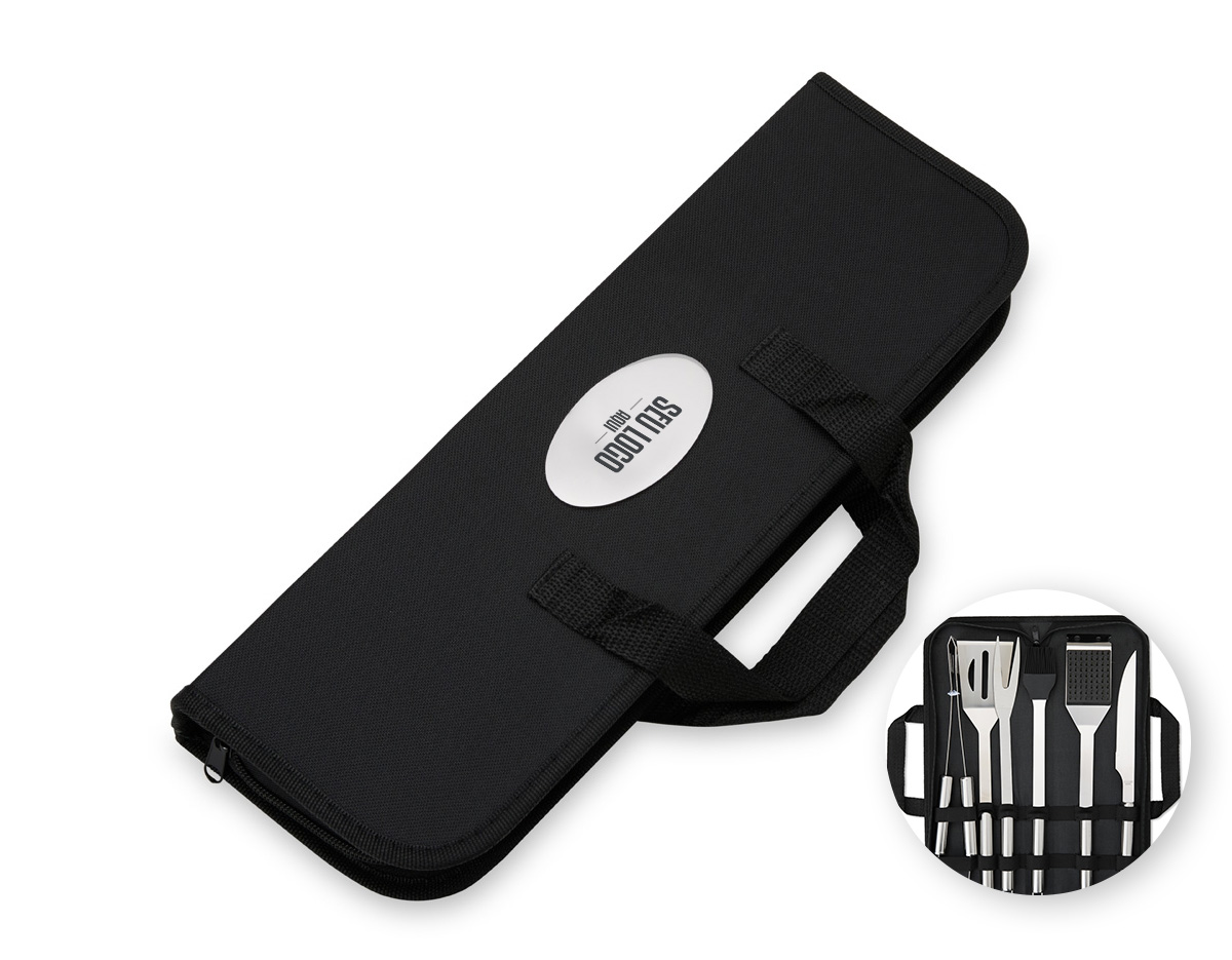 Se você é apaixonado por churrasco e gosta de preparar carnes deliciosas, este kit é a escolha perfeita! Nosso kit churrasco possui 6 peças essenciais de alumínio, garantindo um manuseio preciso e incluindo uma escova para manter a grelha sempre limpa. O kit é composto por pegador, espátula, pincel, garfo e escova para grelha com dois furos para pendurá-la onde desejar. Além disso, as peças vêm acomodadas em um estojo de nylon com alça, tornando o kit fácil de transportar e proteger. Esse kit é tudo o que o seu cliente precisa para preparar um churrasco saboroso e com eficiência.