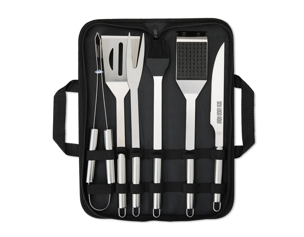 Se você é apaixonado por churrasco e gosta de preparar carnes deliciosas, este kit é a escolha perfeita! Nosso kit churrasco possui 6 peças essenciais de alumínio, garantindo um manuseio preciso e incluindo uma escova para manter a grelha sempre limpa. O kit é composto por pegador, espátula, pincel, garfo e escova para grelha com dois furos para pendurá-la onde desejar. Além disso, as peças vêm acomodadas em um estojo de nylon com alça, tornando o kit fácil de transportar e proteger. Esse kit é tudo o que o seu cliente precisa para preparar um churrasco saboroso e com eficiência.