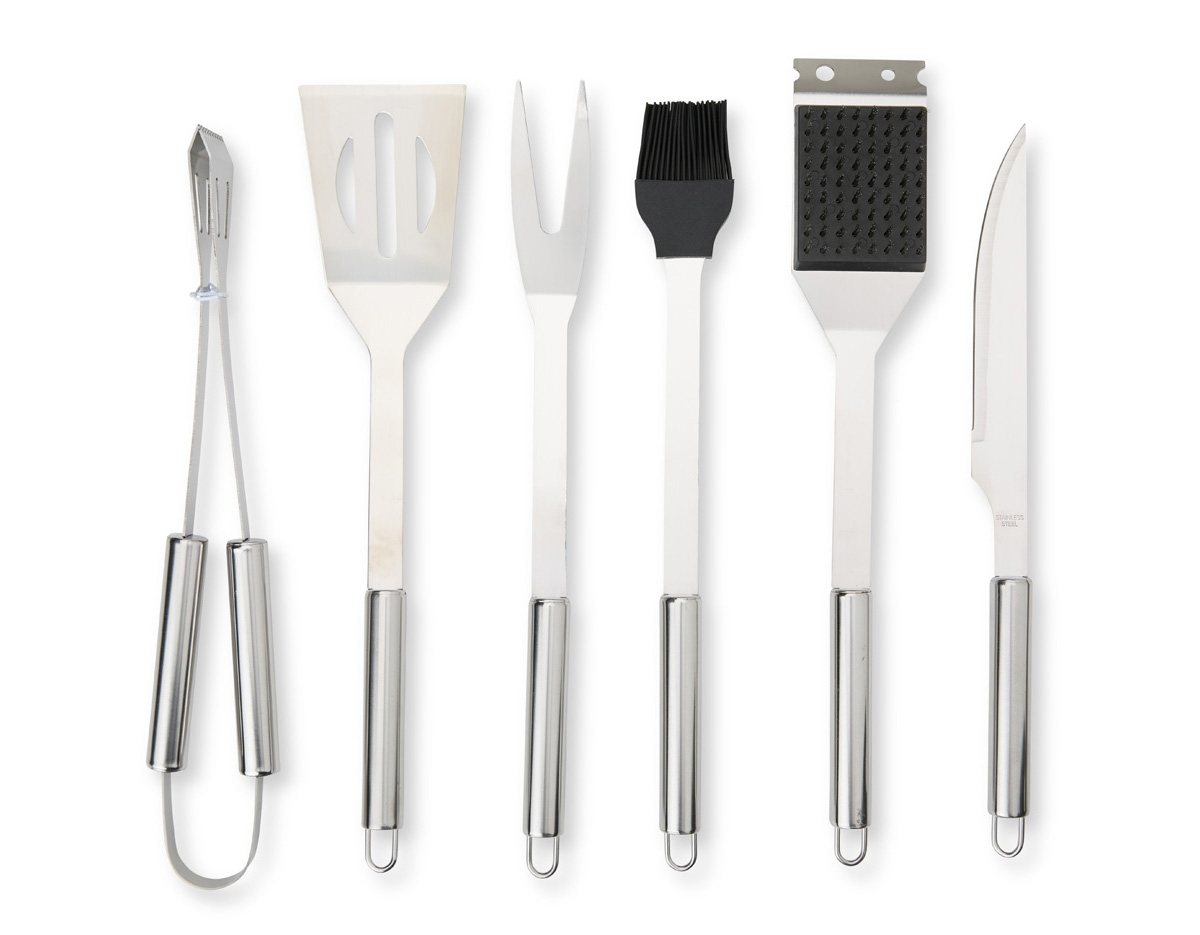 Se você é apaixonado por churrasco e gosta de preparar carnes deliciosas, este kit é a escolha perfeita! Nosso kit churrasco possui 6 peças essenciais de alumínio, garantindo um manuseio preciso e incluindo uma escova para manter a grelha sempre limpa. O kit é composto por pegador, espátula, pincel, garfo e escova para grelha com dois furos para pendurá-la onde desejar. Além disso, as peças vêm acomodadas em um estojo de nylon com alça, tornando o kit fácil de transportar e proteger. Esse kit é tudo o que o seu cliente precisa para preparar um churrasco saboroso e com eficiência.