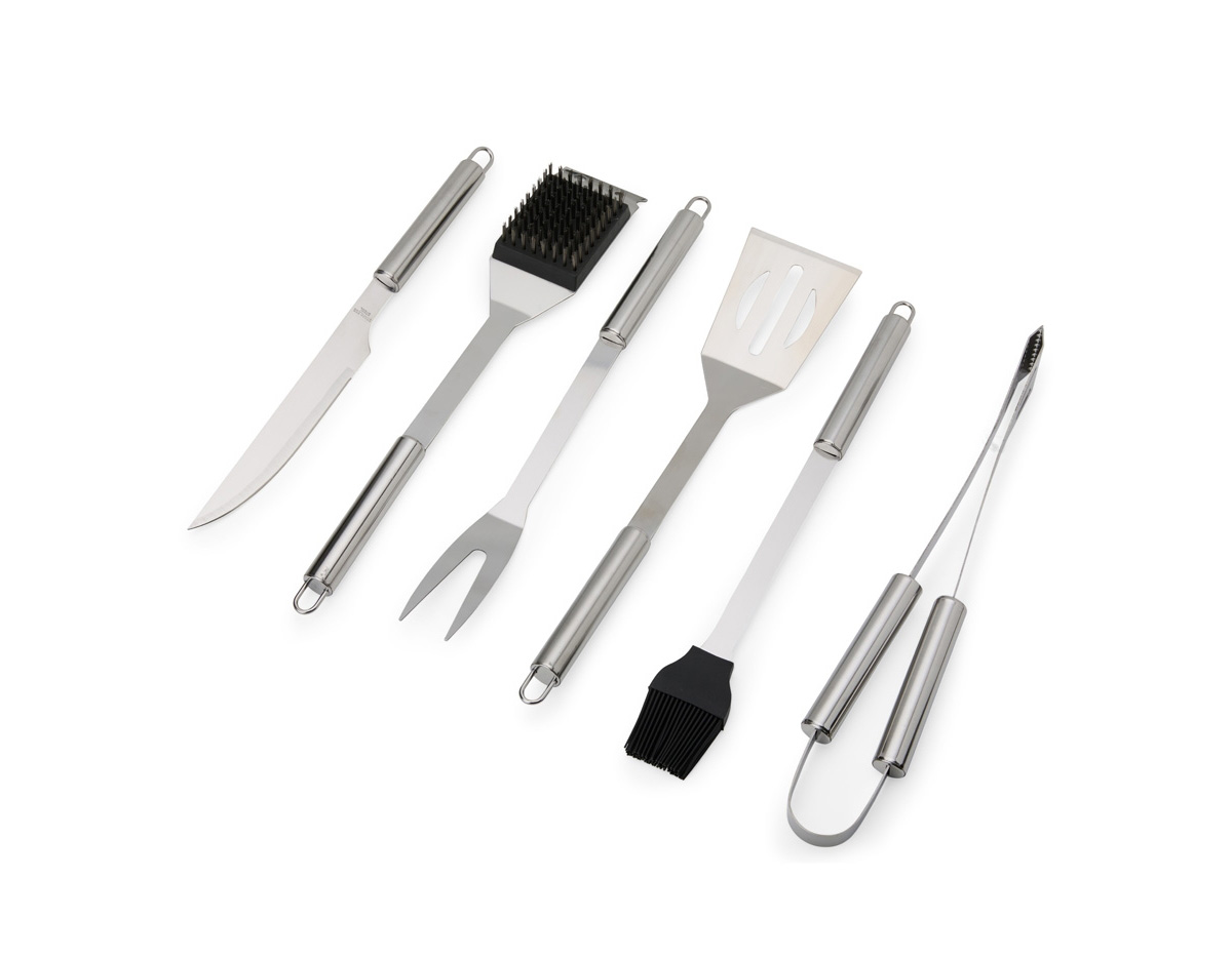 Se você é apaixonado por churrasco e gosta de preparar carnes deliciosas, este kit é a escolha perfeita! Nosso kit churrasco possui 6 peças essenciais de alumínio, garantindo um manuseio preciso e incluindo uma escova para manter a grelha sempre limpa. O kit é composto por pegador, espátula, pincel, garfo e escova para grelha com dois furos para pendurá-la onde desejar. Além disso, as peças vêm acomodadas em um estojo de nylon com alça, tornando o kit fácil de transportar e proteger. Esse kit é tudo o que o seu cliente precisa para preparar um churrasco saboroso e com eficiência.