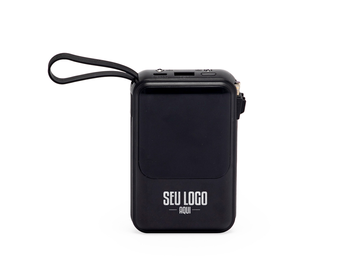 Carregador power bank de 10.000mAh com lanternas e múltiplas saídas. Fabricado em plástico com display integrado, este power bank vem equipado com quatro cabos de carregamento, eliminando a necessidade de transportar cabos extras. Compatível com entradas V8, Tipo-C, Lightning e USB, praticidade é o sinônimo deste carregador. Com alça de borracha e um tamanho compacto para um transporte discreto, ele possui uma capacidade real de 6.000mAh para manter os dispositivos sempre carregados. Acompanha cabo USB-V8.