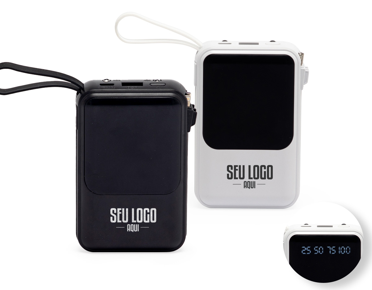Carregador power bank de 10.000mAh com lanternas e múltiplas saídas. Fabricado em plástico com display integrado, este power bank vem equipado com quatro cabos de carregamento, eliminando a necessidade de transportar cabos extras. Compatível com entradas V8, Tipo-C, Lightning e USB, praticidade é o sinônimo deste carregador. Com alça de borracha e um tamanho compacto para um transporte discreto, ele possui uma capacidade real de 6.000mAh para manter os dispositivos sempre carregados. Acompanha cabo USB-V8.