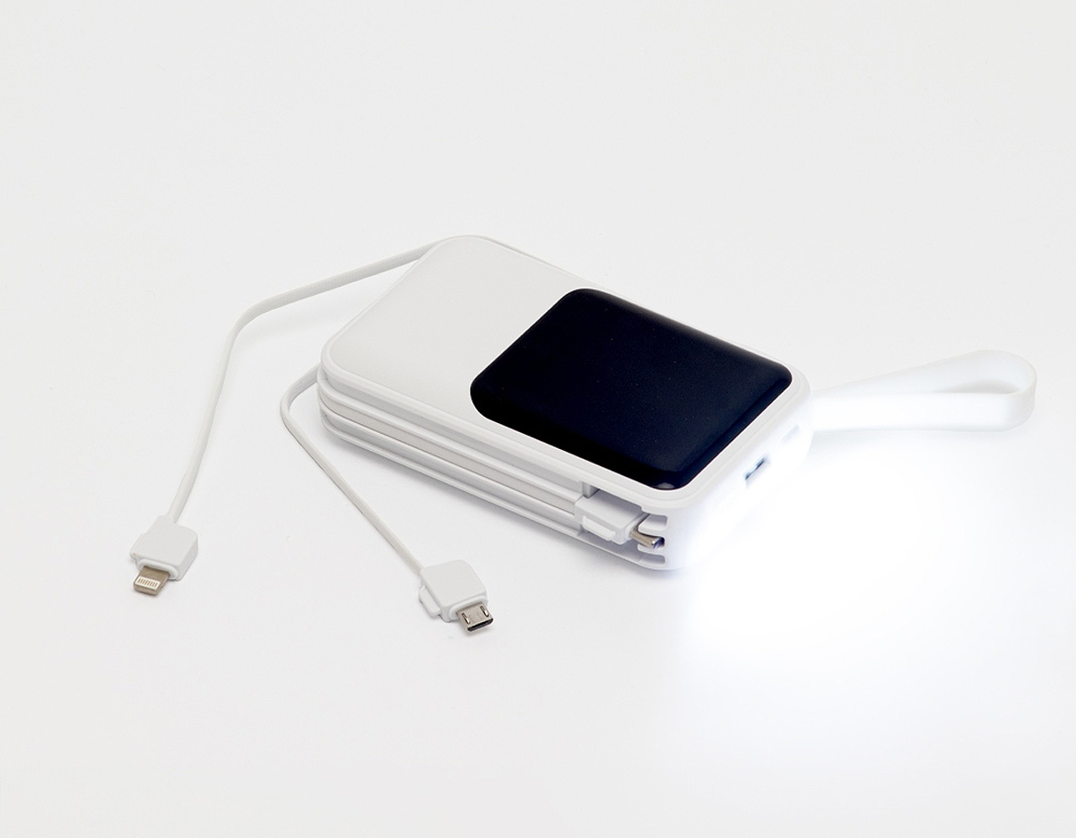 Carregador power bank de 10.000mAh com lanternas e múltiplas saídas. Fabricado em plástico com display integrado, este power bank vem equipado com quatro cabos de carregamento, eliminando a necessidade de transportar cabos extras. Compatível com entradas V8, Tipo-C, Lightning e USB, praticidade é o sinônimo deste carregador. Com alça de borracha e um tamanho compacto para um transporte discreto, ele possui uma capacidade real de 6.000mAh para manter os dispositivos sempre carregados. Acompanha cabo USB-V8.
