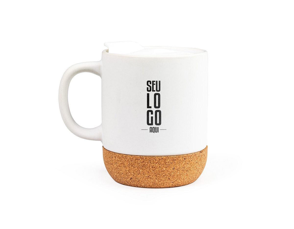 Nossa caneca de porcelana é daquelas que você não vai querer largar! Seja para um chá gelado ou um café quentinho, ela acompanha seus momentos de relaxamento onde quer que esteja. Com capacidade de 350ml, conta com uma tampa plástica com bocal e trava, proporcionando mais praticidade e evitando derramamentos. Sua base em cortiça adiciona um toque de sustentabilidade e charme ao design. Perfeita para começar o dia com energia ou relaxar no fim da tarde!