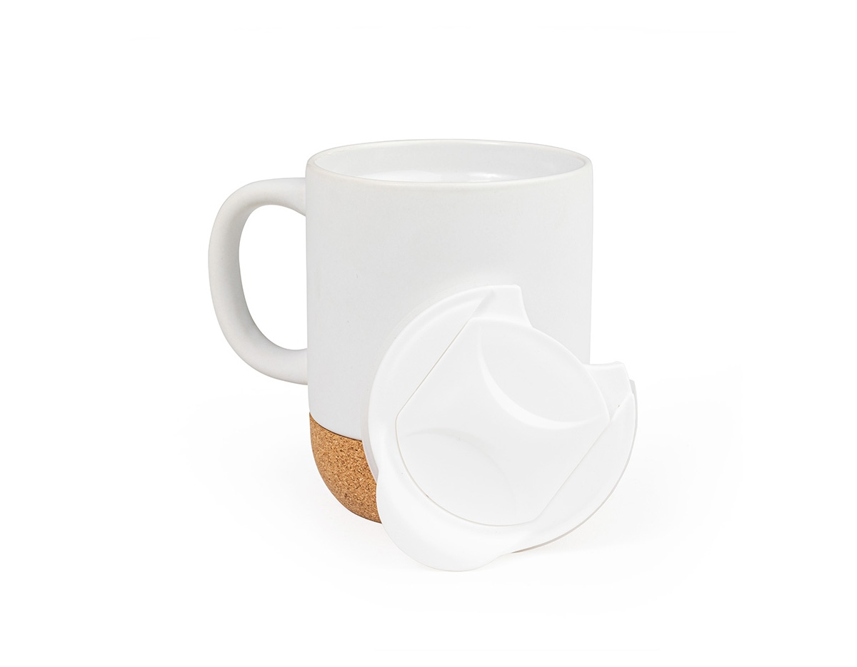 Nossa caneca de porcelana é daquelas que você não vai querer largar! Seja para um chá gelado ou um café quentinho, ela acompanha seus momentos de relaxamento onde quer que esteja. Com capacidade de 350ml, conta com uma tampa plástica com bocal e trava, proporcionando mais praticidade e evitando derramamentos. Sua base em cortiça adiciona um toque de sustentabilidade e charme ao design. Perfeita para começar o dia com energia ou relaxar no fim da tarde!