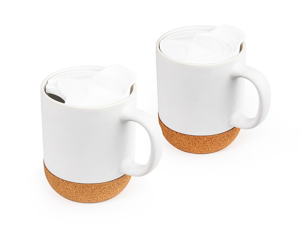 Nossa caneca de porcelana é daquelas que você não vai querer largar! Seja para um chá gelado ou um café quentinho, ela acompanha seus momentos de relaxamento onde quer que esteja. Com capacidade de 350ml, conta com uma tampa plástica com bocal e trava, proporcionando mais praticidade e evitando derramamentos. Sua base em cortiça adiciona um toque de sustentabilidade e charme ao design. Perfeita para começar o dia com energia ou relaxar no fim da tarde!