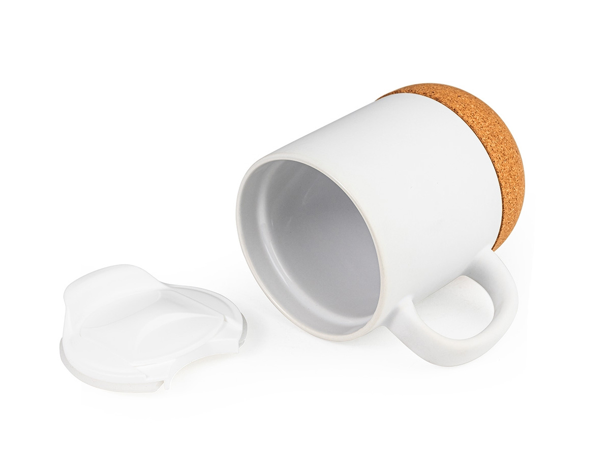 Nossa caneca de porcelana é daquelas que você não vai querer largar! Seja para um chá gelado ou um café quentinho, ela acompanha seus momentos de relaxamento onde quer que esteja. Com capacidade de 350ml, conta com uma tampa plástica com bocal e trava, proporcionando mais praticidade e evitando derramamentos. Sua base em cortiça adiciona um toque de sustentabilidade e charme ao design. Perfeita para começar o dia com energia ou relaxar no fim da tarde!