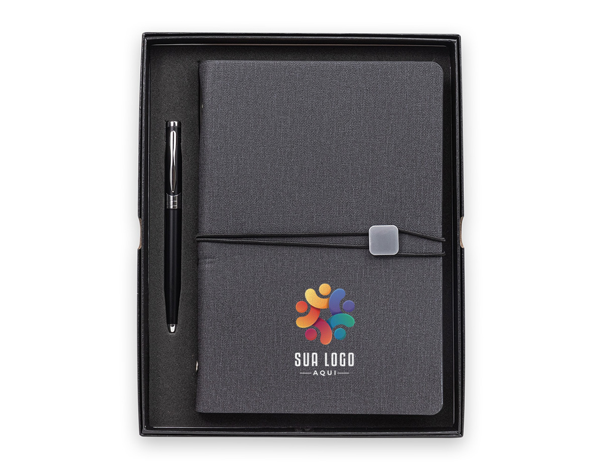 Anote tudo e organize os cartões com o nosso Kit Executivo! Ele vem com uma caneta metálica super sofisticada de 1.0mm na cor preta e um caderno fichário de aproximadamente 96 folhas removíveis, ou seja, dá para trocar, reorganizar e deixar tudo do seu jeito! Os seis anéis garantem praticidade, e a capa dura em couro sintético traz aquele toque elegante durante os registros e planejamentos. E tem mais! São quatro espaços para cartões, sendo um com visor transparente, espaço para guardar anotações, suporte para caneta e fechamento em elástico para manter tudo seguro.  Para um toque exclusivo, ainda acompanha uma plaquinha para personalização e embalagem.