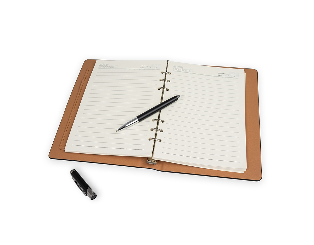 Anote tudo e organize os cartões com o nosso Kit Executivo! Ele vem com uma caneta metálica super sofisticada de 1.0mm na cor preta e um caderno fichário de aproximadamente 96 folhas removíveis, ou seja, dá para trocar, reorganizar e deixar tudo do seu jeito! Os seis anéis garantem praticidade, e a capa dura em couro sintético traz aquele toque elegante durante os registros e planejamentos. E tem mais! São quatro espaços para cartões, sendo um com visor transparente, espaço para guardar anotações, suporte para caneta e fechamento em elástico para manter tudo seguro.  Para um toque exclusivo, ainda acompanha uma plaquinha para personalização e embalagem.