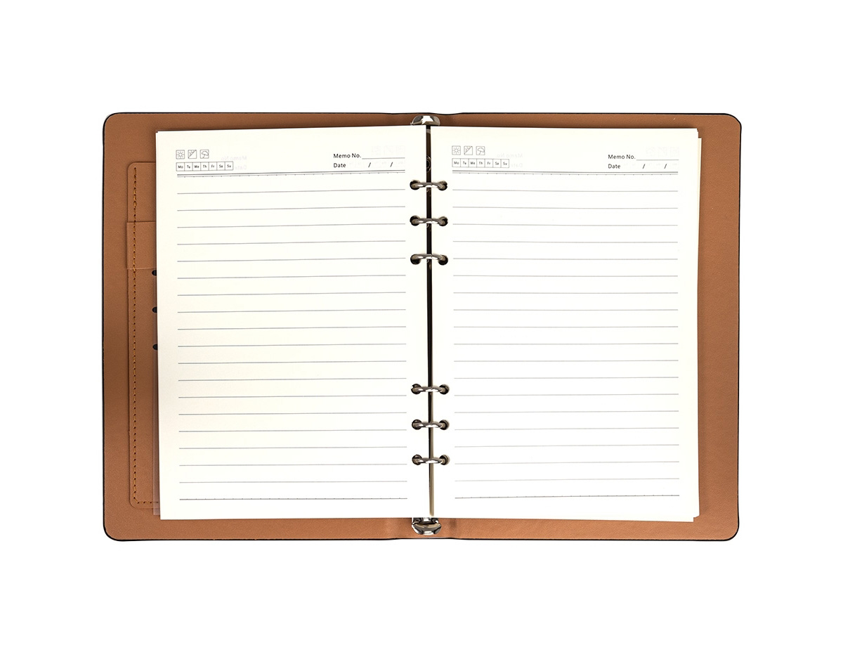 Anote tudo e organize os cartões com o nosso Kit Executivo! Ele vem com uma caneta metálica super sofisticada de 1.0mm na cor preta e um caderno fichário de aproximadamente 96 folhas removíveis, ou seja, dá para trocar, reorganizar e deixar tudo do seu jeito! Os seis anéis garantem praticidade, e a capa dura em couro sintético traz aquele toque elegante durante os registros e planejamentos. E tem mais! São quatro espaços para cartões, sendo um com visor transparente, espaço para guardar anotações, suporte para caneta e fechamento em elástico para manter tudo seguro.  Para um toque exclusivo, ainda acompanha uma plaquinha para personalização e embalagem.