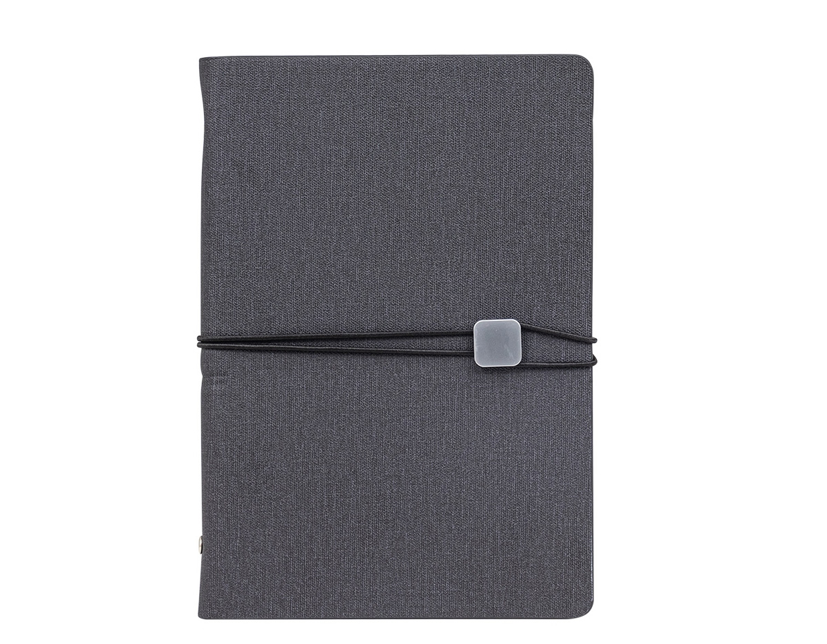 Anote tudo e organize os cartões com o nosso Kit Executivo! Ele vem com uma caneta metálica super sofisticada de 1.0mm na cor preta e um caderno fichário de aproximadamente 96 folhas removíveis, ou seja, dá para trocar, reorganizar e deixar tudo do seu jeito! Os seis anéis garantem praticidade, e a capa dura em couro sintético traz aquele toque elegante durante os registros e planejamentos. E tem mais! São quatro espaços para cartões, sendo um com visor transparente, espaço para guardar anotações, suporte para caneta e fechamento em elástico para manter tudo seguro.  Para um toque exclusivo, ainda acompanha uma plaquinha para personalização e embalagem.