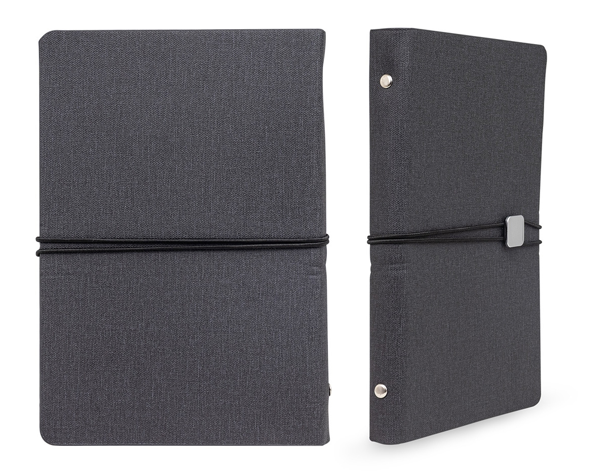 Anote tudo e organize os cartões com o nosso Kit Executivo! Ele vem com uma caneta metálica super sofisticada de 1.0mm na cor preta e um caderno fichário de aproximadamente 96 folhas removíveis, ou seja, dá para trocar, reorganizar e deixar tudo do seu jeito! Os seis anéis garantem praticidade, e a capa dura em couro sintético traz aquele toque elegante durante os registros e planejamentos. E tem mais! São quatro espaços para cartões, sendo um com visor transparente, espaço para guardar anotações, suporte para caneta e fechamento em elástico para manter tudo seguro.  Para um toque exclusivo, ainda acompanha uma plaquinha para personalização e embalagem.