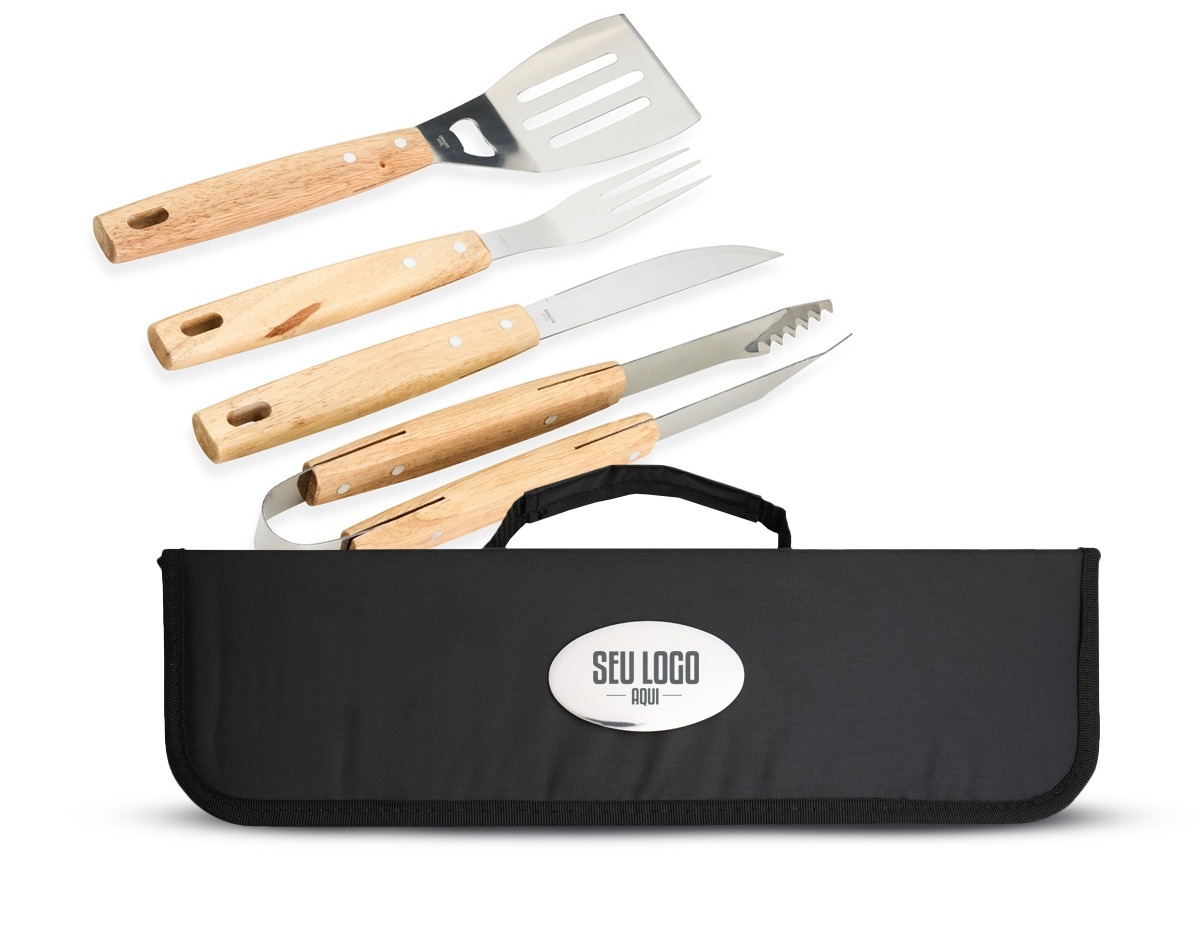 Praticidade para qualquer churrasco! Este kit conta com quatro peças essenciais: espátula, garfo, pegador e faca de 6 polegadas, todas em aço inox com cabos de madeira, acomodadas em um estojo de nylon que facilita o armazenamento e transporte. Para maior exclusividade, acompanha uma plaquinha metálica personalizável com verso autoadesivo.