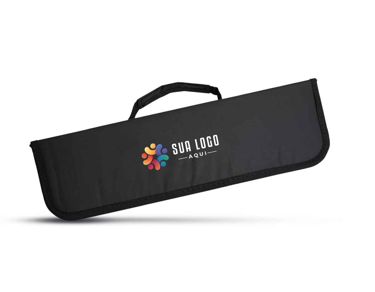 Praticidade para qualquer churrasco! Este kit conta com quatro peças essenciais: espátula, garfo, pegador e faca de 6 polegadas, todas em aço inox com cabos de madeira, acomodadas em um estojo de nylon que facilita o armazenamento e transporte. Para maior exclusividade, acompanha uma plaquinha metálica personalizável com verso autoadesivo.