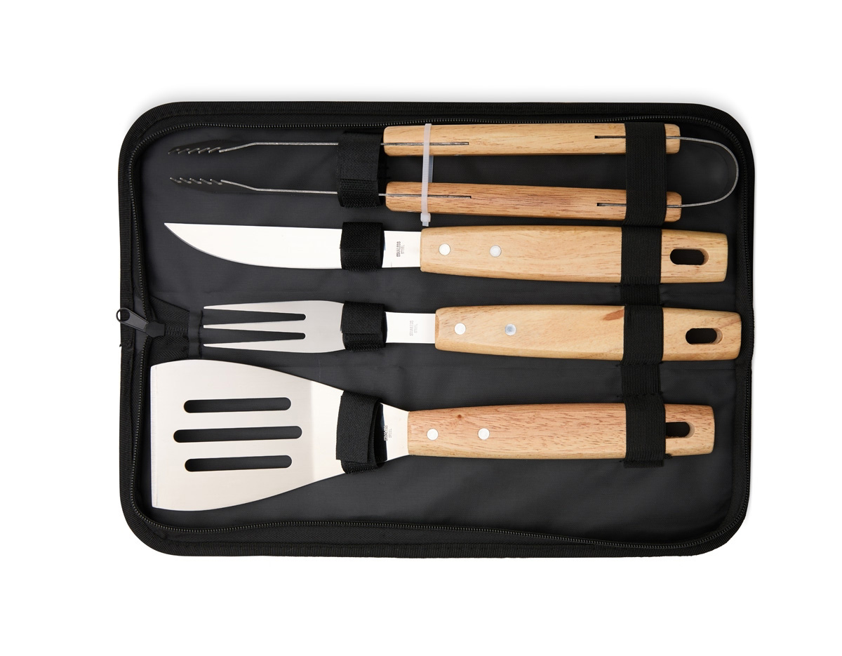 Praticidade para qualquer churrasco! Este kit conta com quatro peças essenciais: espátula, garfo, pegador e faca de 6 polegadas, todas em aço inox com cabos de madeira, acomodadas em um estojo de nylon que facilita o armazenamento e transporte. Para maior exclusividade, acompanha uma plaquinha metálica personalizável com verso autoadesivo.