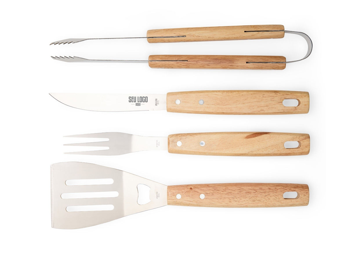 Praticidade para qualquer churrasco! Este kit conta com quatro peças essenciais: espátula, garfo, pegador e faca de 6 polegadas, todas em aço inox com cabos de madeira, acomodadas em um estojo de nylon que facilita o armazenamento e transporte. Para maior exclusividade, acompanha uma plaquinha metálica personalizável com verso autoadesivo.