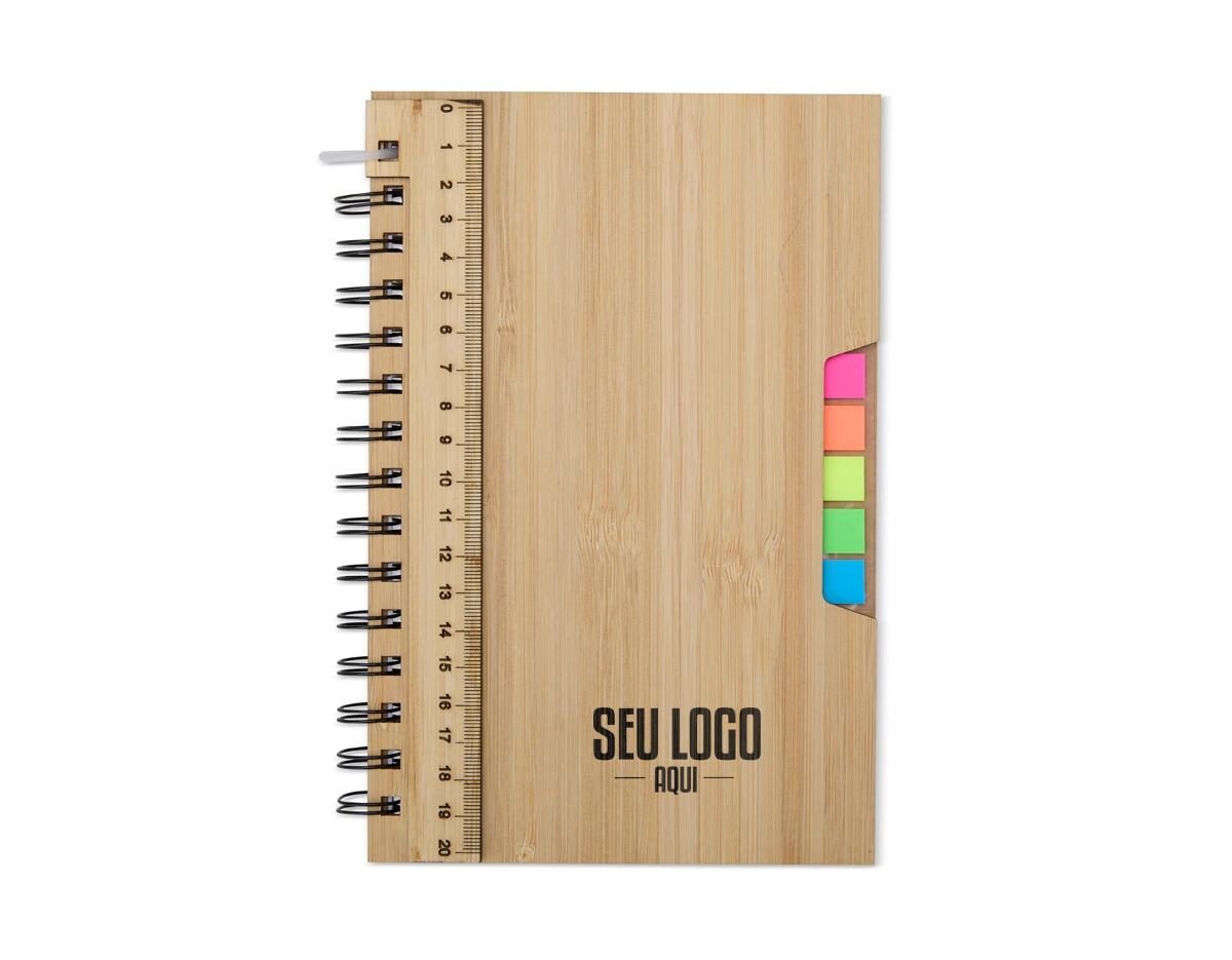 O caderno de capa dura de bambu oferece uma opção sustentável para organizar anotações. Possui 68 folhas pautadas, cinco marcadores plásticos autoadesivos e uma régua de bambu de 20 cm. Prático e funcional, é ideal para registrar ideias e compromissos, combinando organização e responsabilidade ambiental.