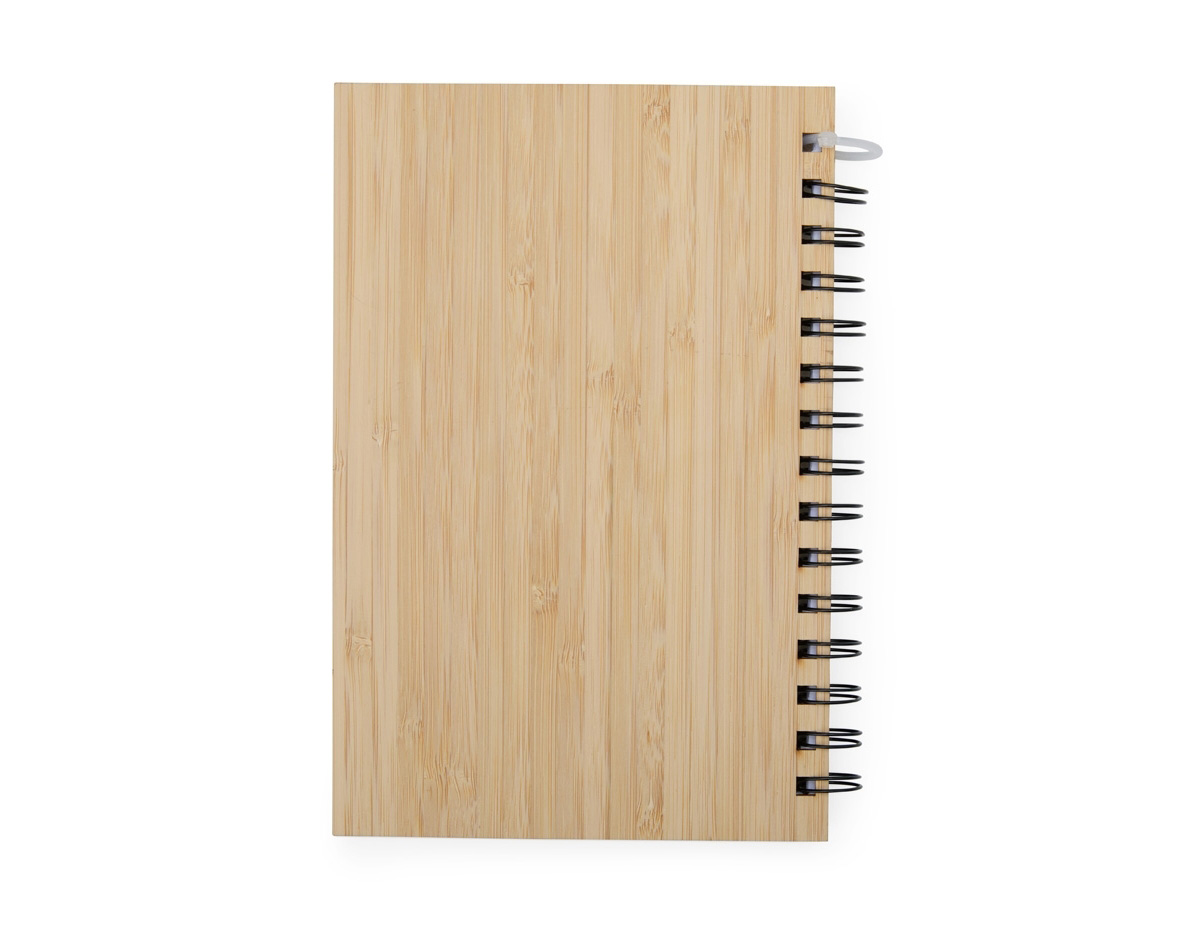 O caderno de capa dura de bambu oferece uma opção sustentável para organizar anotações. Possui 68 folhas pautadas, cinco marcadores plásticos autoadesivos e uma régua de bambu de 20 cm. Prático e funcional, é ideal para registrar ideias e compromissos, combinando organização e responsabilidade ambiental.