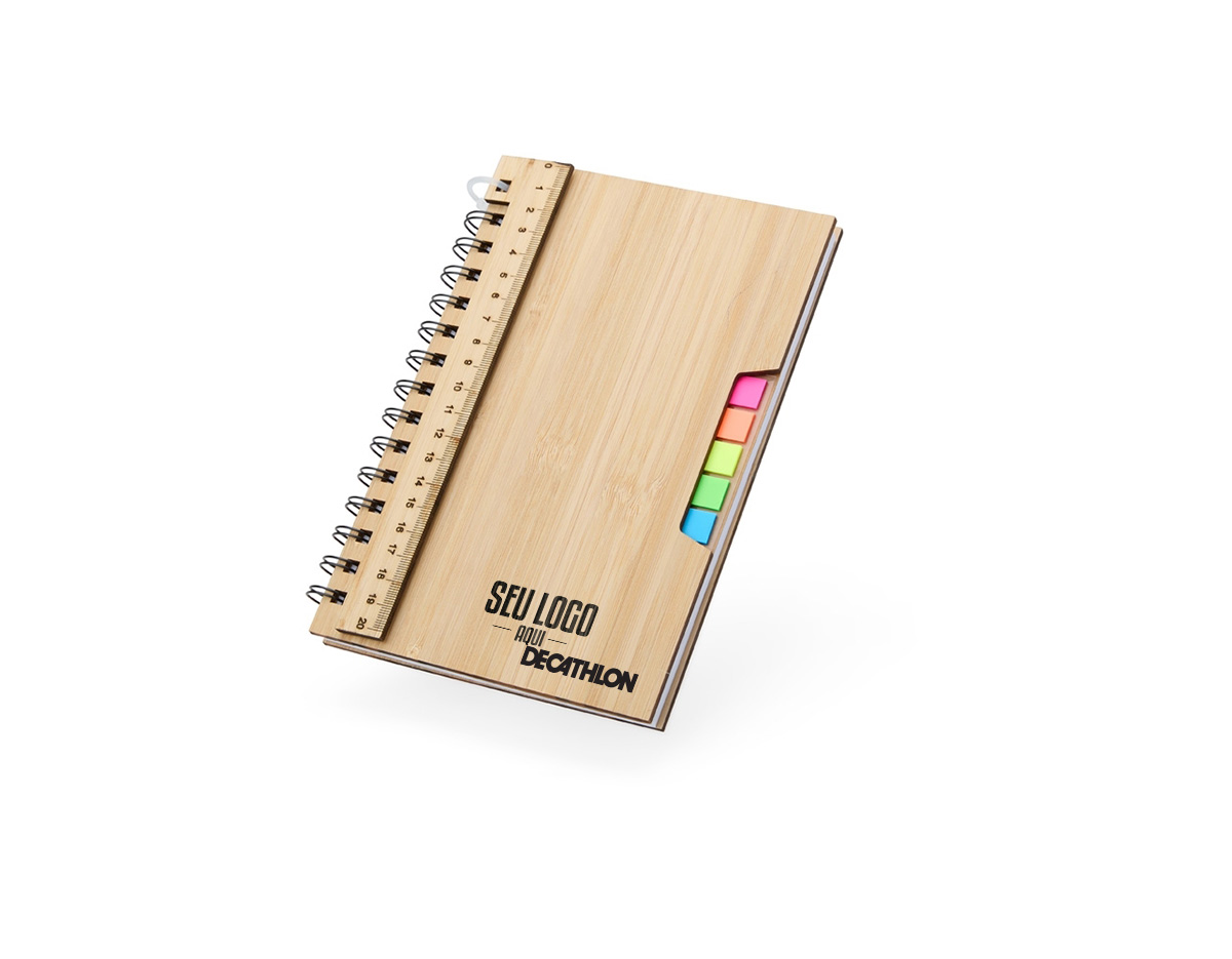 O caderno de capa dura de bambu oferece uma opção sustentável para organizar anotações. Possui 68 folhas pautadas, cinco marcadores plásticos autoadesivos e uma régua de bambu de 20 cm. Prático e funcional, é ideal para registrar ideias e compromissos, combinando organização e responsabilidade ambiental.