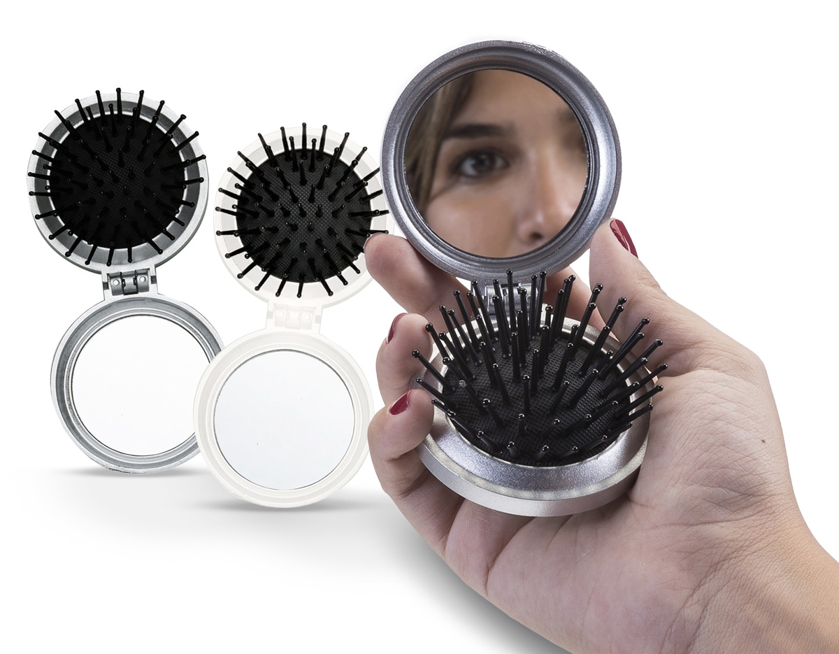Espelho com escova de cabelo em plástico resistente.