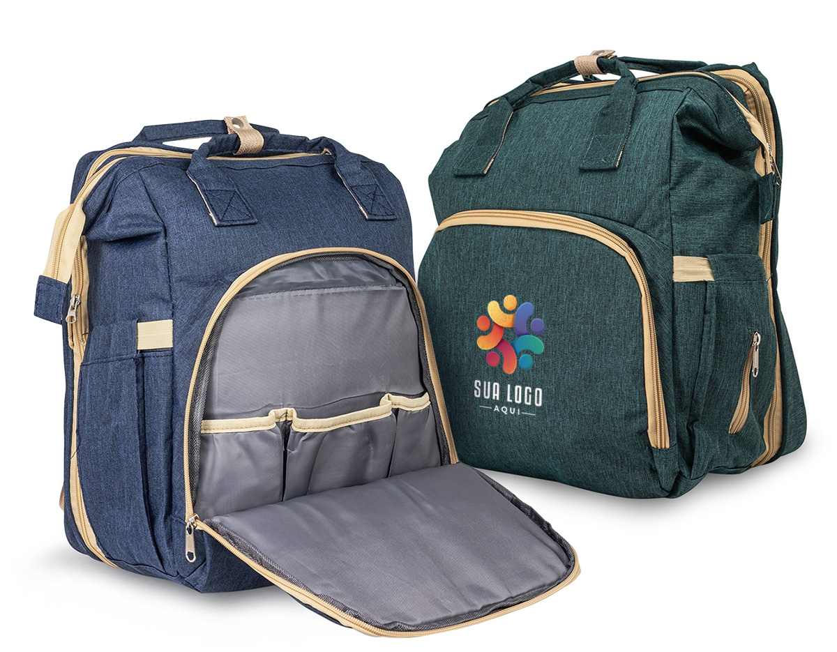 Mais do que uma mochila, ela é perfeita para quem valoriza organização inteligente e precisa de espaço suficiente para levar tudo o que precisa! Versátil , pode ser usada como bolsa, berço e até trocador, adaptando-se às suas necessidades com facilidade. Feita de nylon resistente à água, conta com quatro compartimentos inteligentes: um frontal com três bolsos térmicos, ideais para manter itens sensíveis na temperatura certa, dois bolsos laterais com elástico, incluindo um prático compartimento para lenços umedecidos, e um compartimento principal espaçoso com quatro bolsos internos para manter tudo no lugar. Conta também com um compartimento funcional que transforma a mochila em um berço ao abrir o zíper por completo. Acompanha um mini colchão e dois acessórios, permitindo montá-lo sempre que precisar. E para tornar o seu dia a dia ainda mais prático, ela conta com duas alças de mão e mais duas extras, permitindo pendurá-la onde for mais conveniente. Essa mochila é perfeita para atender as mais diversas demandas do dia a dia de forma prática e eficiente.