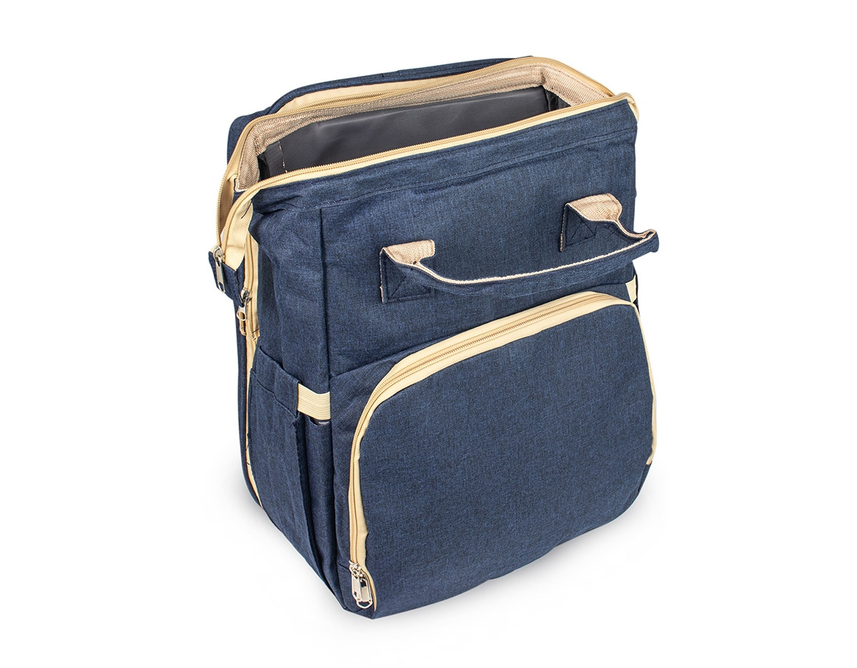 Mais do que uma mochila, ela é perfeita para quem valoriza organização inteligente e precisa de espaço suficiente para levar tudo o que precisa! Versátil , pode ser usada como bolsa, berço e até trocador, adaptando-se às suas necessidades com facilidade. Feita de nylon resistente à água, conta com quatro compartimentos inteligentes: um frontal com três bolsos térmicos, ideais para manter itens sensíveis na temperatura certa, dois bolsos laterais com elástico, incluindo um prático compartimento para lenços umedecidos, e um compartimento principal espaçoso com quatro bolsos internos para manter tudo no lugar. Conta também com um compartimento funcional que transforma a mochila em um berço ao abrir o zíper por completo. Acompanha um mini colchão e dois acessórios, permitindo montá-lo sempre que precisar. E para tornar o seu dia a dia ainda mais prático, ela conta com duas alças de mão e mais duas extras, permitindo pendurá-la onde for mais conveniente. Essa mochila é perfeita para atender as mais diversas demandas do dia a dia de forma prática e eficiente.