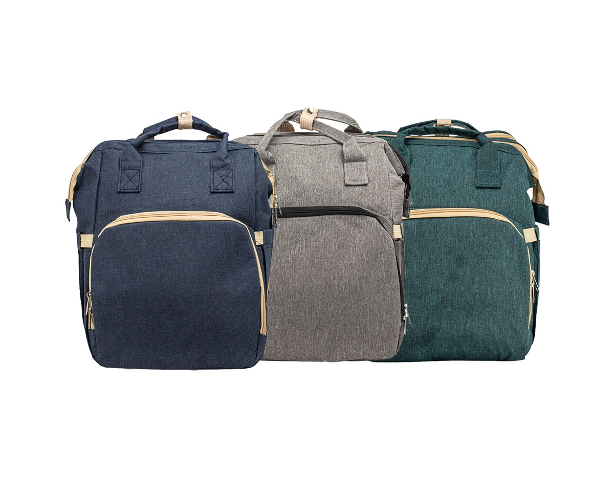 Mais do que uma mochila, ela é perfeita para quem valoriza organização inteligente e precisa de espaço suficiente para levar tudo o que precisa! Versátil , pode ser usada como bolsa, berço e até trocador, adaptando-se às suas necessidades com facilidade. Feita de nylon resistente à água, conta com quatro compartimentos inteligentes: um frontal com três bolsos térmicos, ideais para manter itens sensíveis na temperatura certa, dois bolsos laterais com elástico, incluindo um prático compartimento para lenços umedecidos, e um compartimento principal espaçoso com quatro bolsos internos para manter tudo no lugar. Conta também com um compartimento funcional que transforma a mochila em um berço ao abrir o zíper por completo. Acompanha um mini colchão e dois acessórios, permitindo montá-lo sempre que precisar. E para tornar o seu dia a dia ainda mais prático, ela conta com duas alças de mão e mais duas extras, permitindo pendurá-la onde for mais conveniente. Essa mochila é perfeita para atender as mais diversas demandas do dia a dia de forma prática e eficiente.