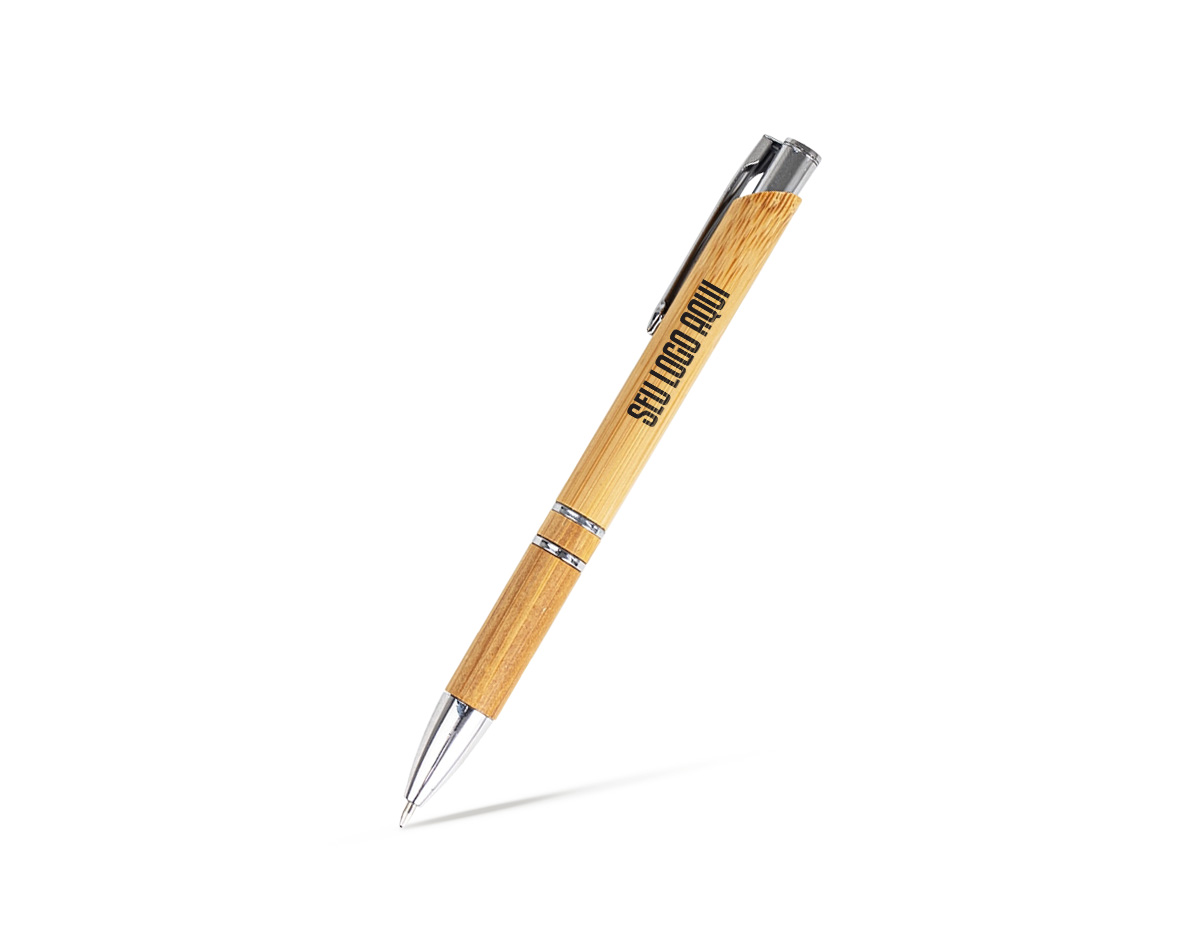 A nossa caneta ecológica de bambu é a opção perfeita para acompanhar uma rotina repleta de registros. Com um design elegante, ela conta com clipe metálico, carga esferográfica azul de 1.0mm e acionamento por clique, unindo praticidade e sustentabilidade. Para torná-la ainda mais exclusiva, acompanha um estojo de papel com estampa que imita bambu.