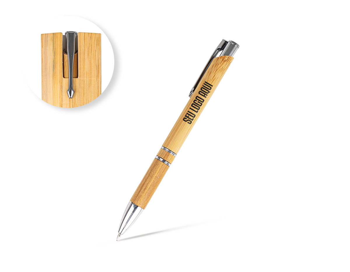 A nossa caneta ecológica de bambu é a opção perfeita para acompanhar uma rotina repleta de registros. Com um design elegante, ela conta com clipe metálico, carga esferográfica azul de 1.0mm e acionamento por clique, unindo praticidade e sustentabilidade. Para torná-la ainda mais exclusiva, acompanha um estojo de papel com estampa que imita bambu.