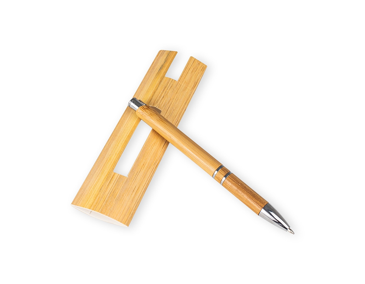 A nossa caneta ecológica de bambu é a opção perfeita para acompanhar uma rotina repleta de registros. Com um design elegante, ela conta com clipe metálico, carga esferográfica azul de 1.0mm e acionamento por clique, unindo praticidade e sustentabilidade. Para torná-la ainda mais exclusiva, acompanha um estojo de papel com estampa que imita bambu.