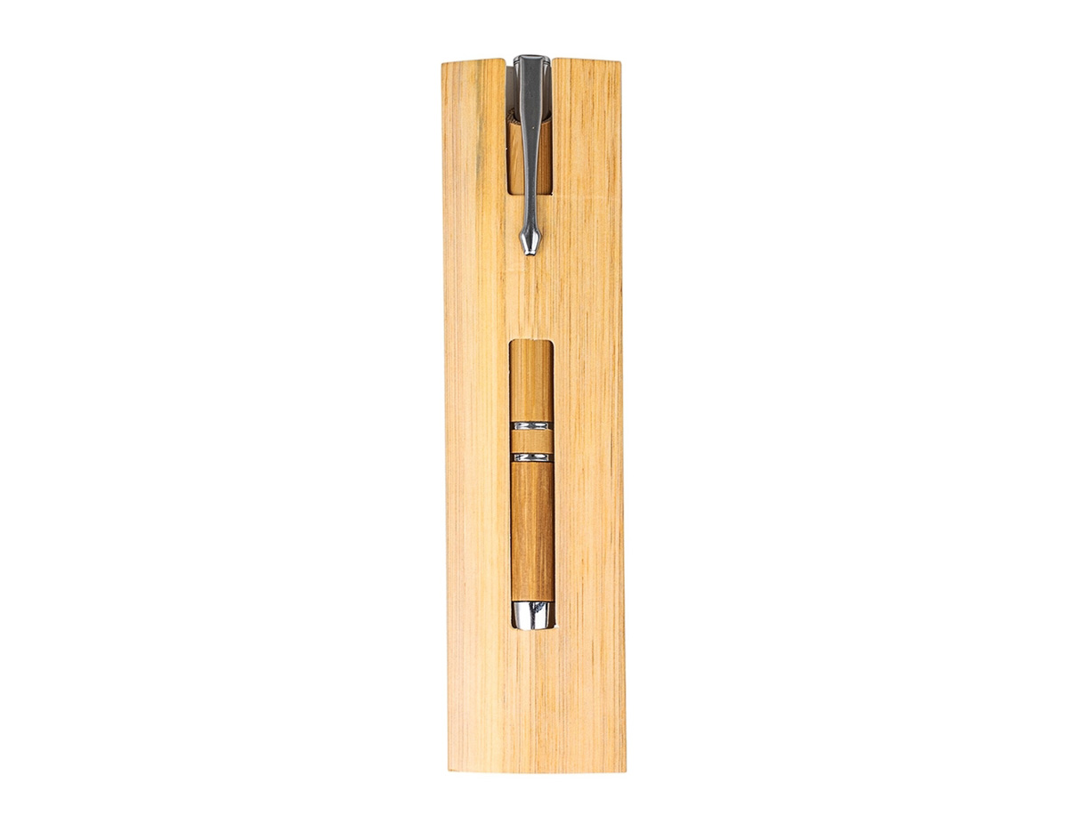 A nossa caneta ecológica de bambu é a opção perfeita para acompanhar uma rotina repleta de registros. Com um design elegante, ela conta com clipe metálico, carga esferográfica azul de 1.0mm e acionamento por clique, unindo praticidade e sustentabilidade. Para torná-la ainda mais exclusiva, acompanha um estojo de papel com estampa que imita bambu.