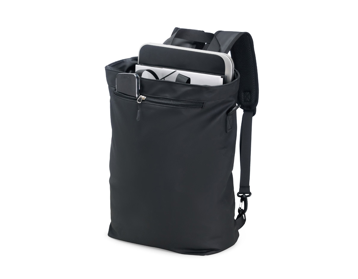 Nossa Mochila de PU 18L é a solução perfeita para te acompanhar nas mais diversas necessidades, podendo ser utilizada de três formas, se adaptando facilmente a diferentes ocasiões. Com um design moderno e descontraído, inspirado no formato saco, é feita em PU resistente à água e conta com três compartimentos: um frontal, outro na parte traseira, onde as alças podem ser guardadas quando usada como bolsa e, quando utilizada no modo mochila, esse espaço se transforma em mais um compartimento. Já o compartimento principal oferece amplo espaço e um bolso com zíper para manter itens menores acessíveis e fáceis de encontrar. Além disso, possui alças de mão e uma alça transversal removível, proporcionando ainda mais versatilidade. Seu design flexível a torna uma excelente escolha para quem busca uma bolsa funcional e estilosa.