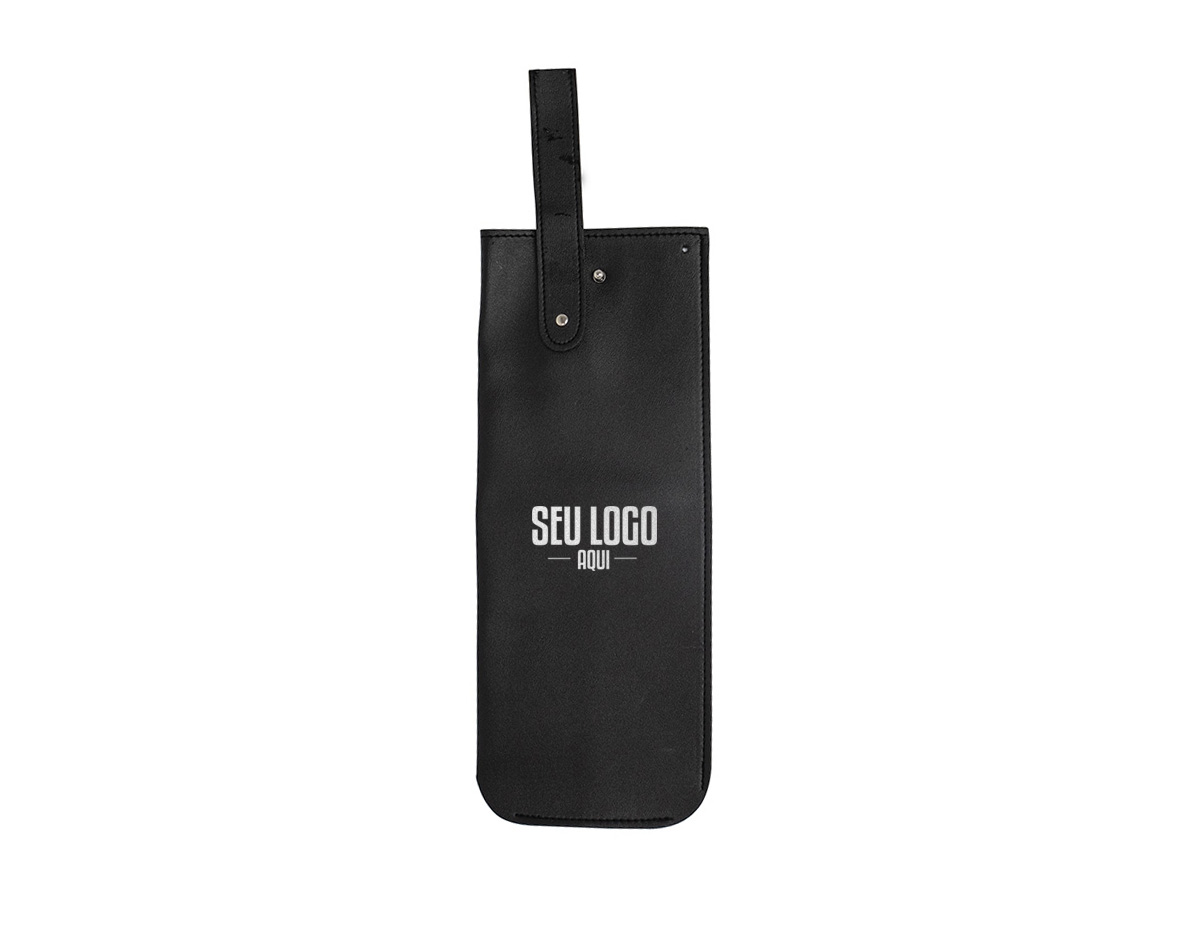 Apresentação sofisticada e prática! O porta vinho feito em poliuretano comporta uma garrafa e é ideal para um manuseio seguro e eficiente. Conta com alça para transporte e encaixe superior, proporcionando um fechamento firme e mantendo a garrafa estável dentro do estojo.