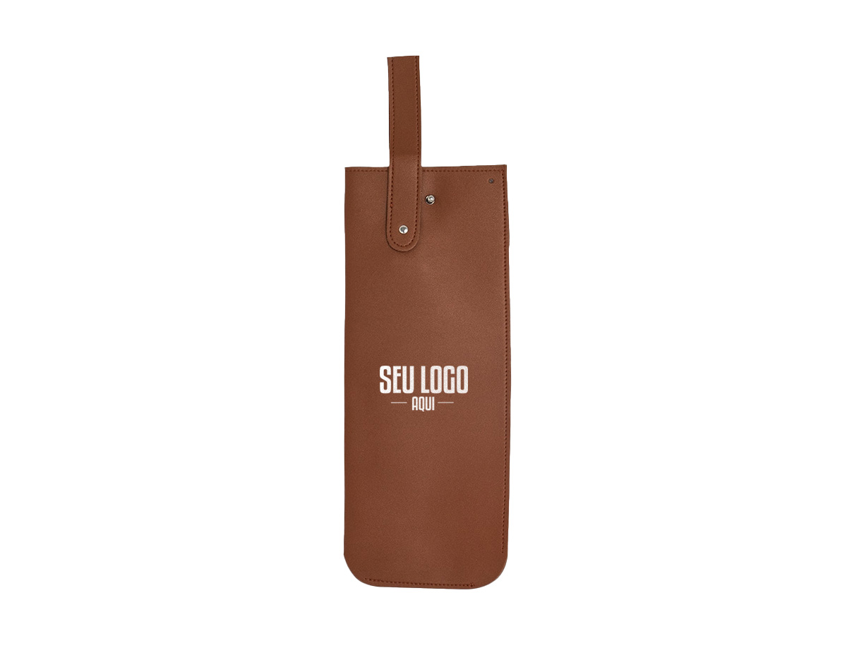 Apresentação sofisticada e prática! O porta vinho feito em poliuretano comporta uma garrafa e é ideal para um manuseio seguro e eficiente. Conta com alça para transporte e encaixe superior, proporcionando um fechamento firme e mantendo a garrafa estável dentro do estojo.