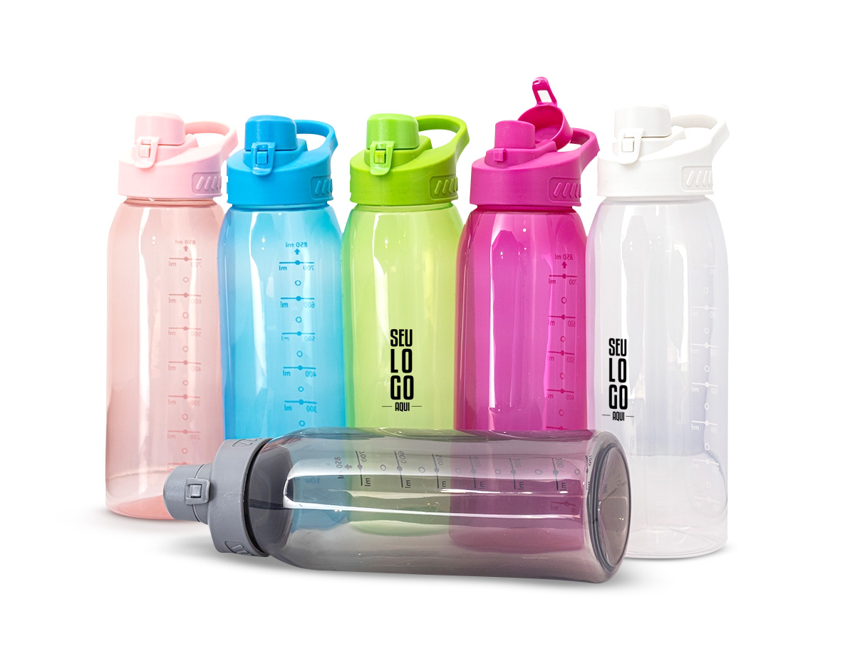 Hidratação na medida certa. Nosso squeeze de 850ml é perfeito para quem mantém uma rotina fitness ou deseja monitorar a hidratação com precisão. Produzido em plástico livre de BPA, garante mais segurança para sua hidratação diária. Conta com marcação no corpo, facilitando o controle da ingestão de água ou outras bebidas para melhorar o desempenho e o bem-estar. Sua tampa rosqueável possui alça integrada e tampa protetora  para o bocal com trava, garantindo mais segurança e praticidade. Resistente e funcional, é o aliado ideal para uma rotina leve e equilibrada.