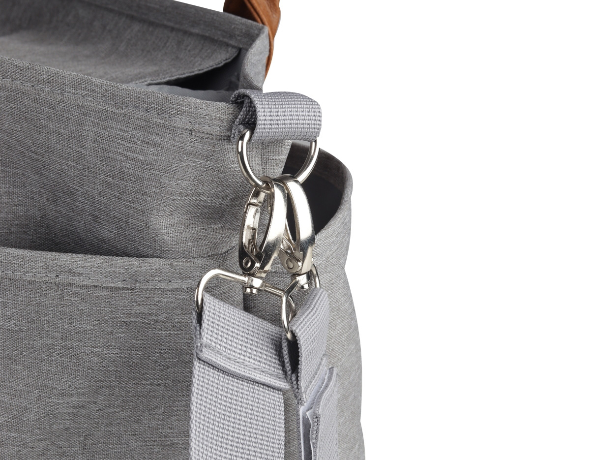 Nossa bolsa multifuncional de 8 litros é projetada para se adaptar a diferentes ocasiões. Produzida em poliéster com tecido resistente à água, possui alças em couro sintético que combinam com um design moderno e prático, ideal para guardar diversos itens, como os de bebê, trabalho e afins. A parte interna oferece um espaço amplo e adaptável, com duas divisórias contendo velcro que permitem criar até três compartimentos separados. Além disso, possui um bolso com zíper e três bolsos internos, sendo um deles com elástico para facilitar o acesso. O fechamento da bolsa é feito por um compartimento que protege a parte central. Para torná-la ainda mais funcional, conta com um compartimento térmico integrado, ajudando a manter a bebida na temperatura ideal por mais tempo. Na parte externa, há cinco bolsos adicionais, além de um engate de nylon com fechamento em velcro, perfeito para prender em carrinhos de bebê ou onde desejar. Suas alças podem ser usadas no ombro ou nas mãos. Além disso, conta com uma alça extra ajustável e removível, oferecendo mais versatilidade sempre que necessário. Essa bolsa é uma excelente opção de brinde, unindo modernidade e praticidade.