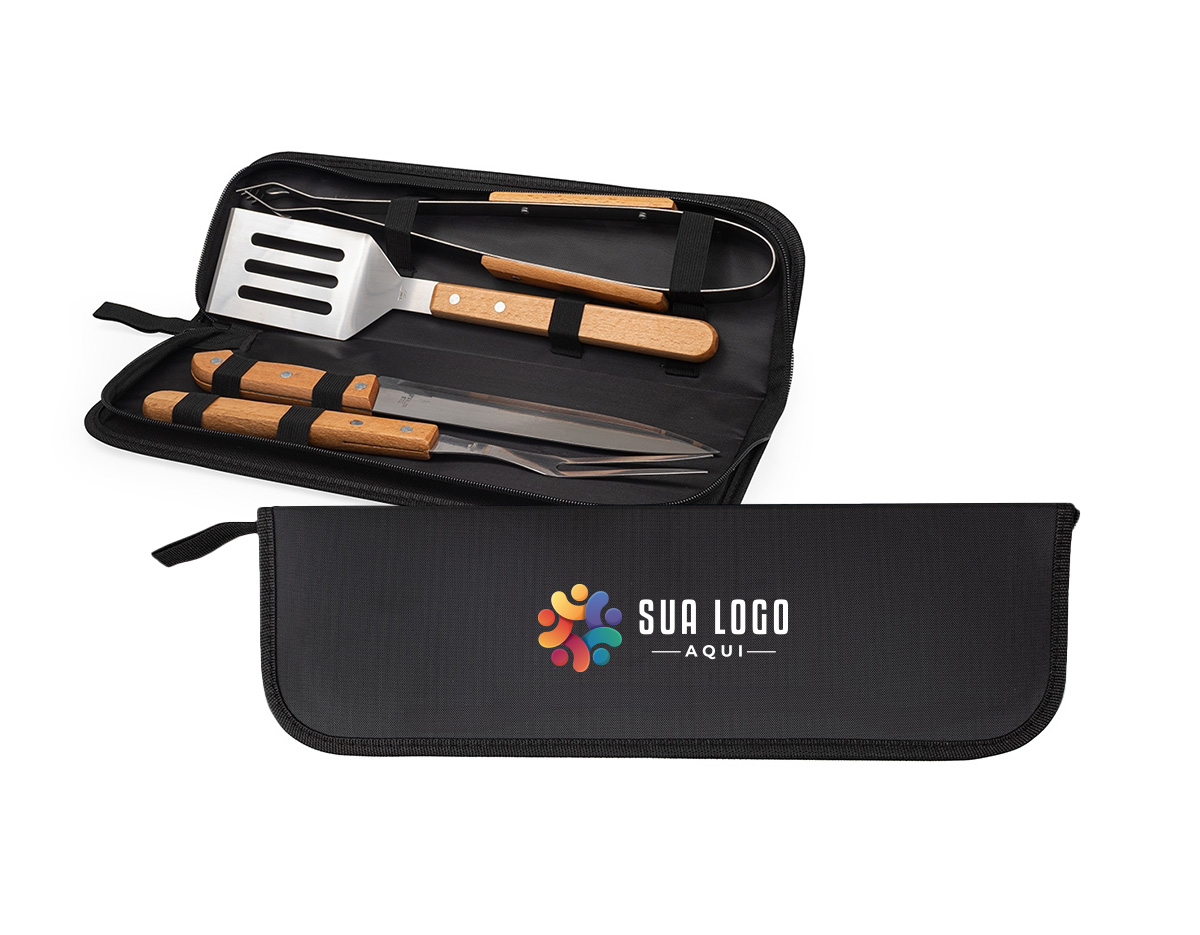 Prepare churrascos memoráveis e deliciosos com o nosso kit  com quatro peças essenciais: espátula, garfo, pegador e faca de 7 polegadas, todas em aço inox com cabos de madeira, acomodadas em um estojo de nylon que facilita o armazenamento e transporte. Para maior exclusividade, acompanha uma plaquinha metálica personalizável com verso autoadesivo.