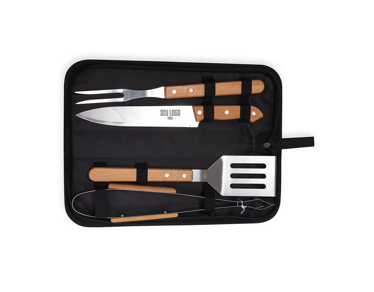 Prepare churrascos memoráveis e deliciosos com o nosso kit  com quatro peças essenciais: espátula, garfo, pegador e faca de 7 polegadas, todas em aço inox com cabos de madeira, acomodadas em um estojo de nylon que facilita o armazenamento e transporte. Para maior exclusividade, acompanha uma plaquinha metálica personalizável com verso autoadesivo.