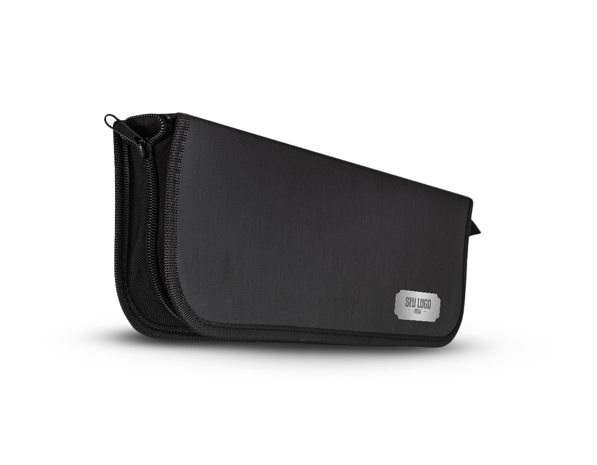 Prepare churrascos memoráveis e deliciosos com o nosso kit  com quatro peças essenciais: espátula, garfo, pegador e faca de 7 polegadas, todas em aço inox com cabos de madeira, acomodadas em um estojo de nylon que facilita o armazenamento e transporte. Para maior exclusividade, acompanha uma plaquinha metálica personalizável com verso autoadesivo.
