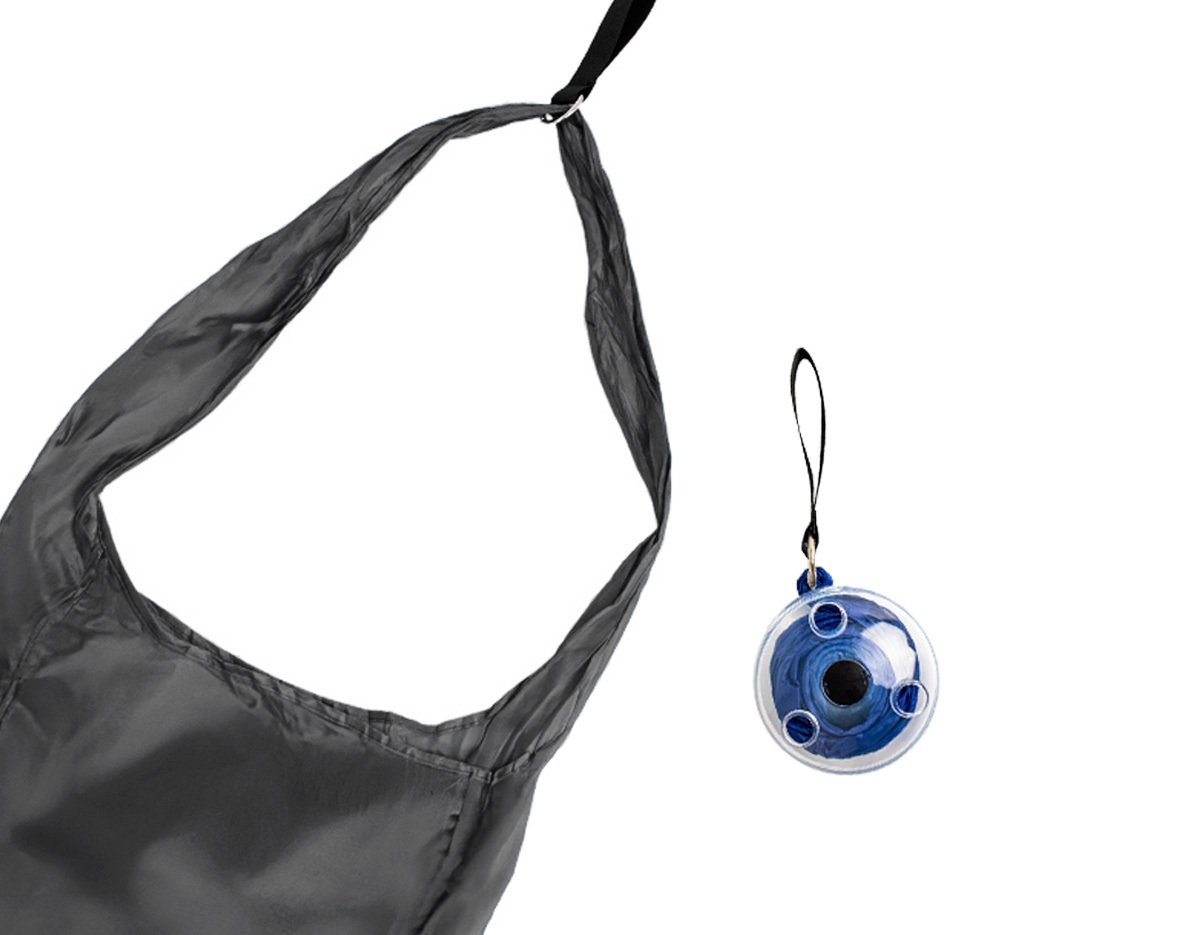 Reutilizável e super versátil! Nossa sacola portátil é ideal para atender as mais diversas necessidades do dia a dia, como compras rápidas, caminhadas e outras situações em que seja necessário usar uma sacola. Feita de nylon, ela substitui as sacolas plásticas, podendo ser reutilizada inúmeras vezes. Para utilizá-la, puxe através da alça para descompactá-la, e para guardá-la, rebobine o estojo.