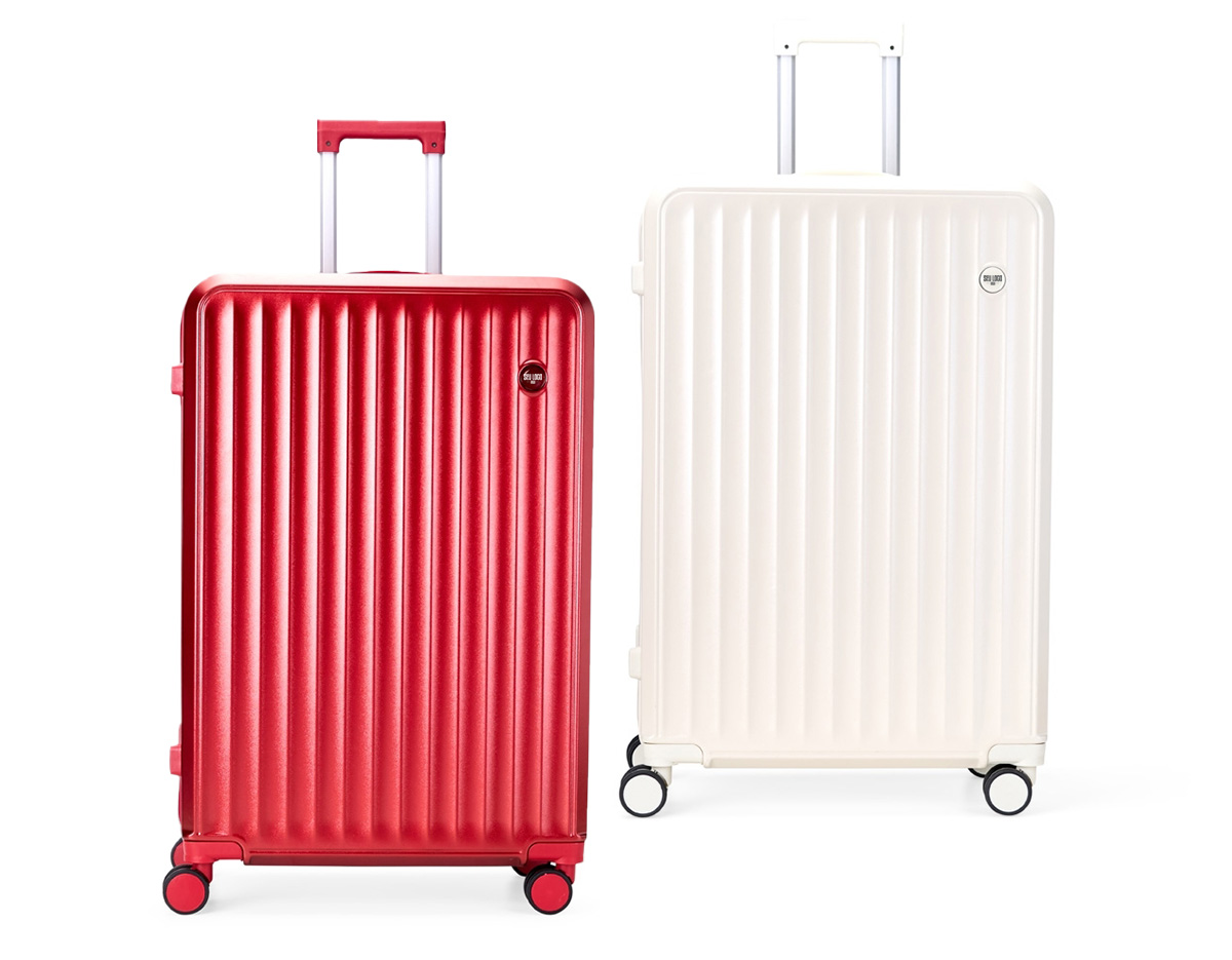 Pensada para tornar as viagens mais práticas e confortáveis, esta mala combina estrutura resistente com design exclusivo e espaço para personalização. Leve e ideal para acompanhar suas viagens, ela conta com espaço interno com divisória, que contém bolso em tela e outro espaço com cinta compressora para manter tudo no lugar. Além disso, conta com 4 apoios laterais para descanso e 4 rodas com giro 360°, oferecendo facilidade de locomoção em qualquer direção. Seu puxador ergonômico ajustável, 2 alças de mãos e cadeado TSA garantem máxima proteção e mobilidade. A escolha perfeita para quem busca uma mala espaçosa, fácil de manusear e que proporciona praticidade e segurança durante as viagens.